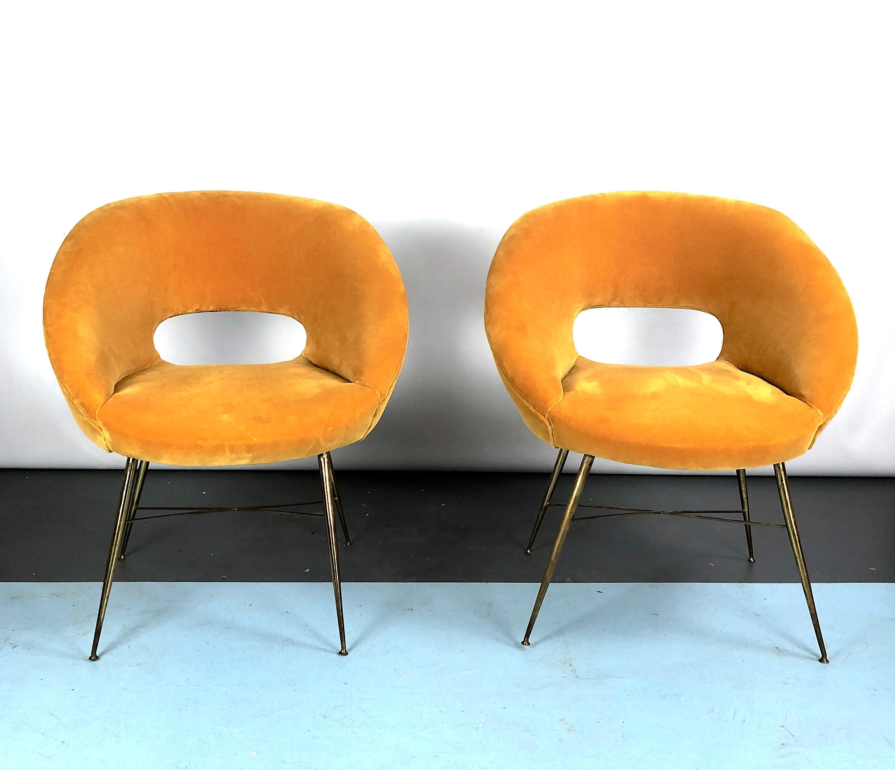 Très bon état pour cet ensemble de deux fauteuils italiens dessinés par Silvio Cavatorta et produits dans les années 50. Tapissé de velours de coton doré. Patine et trace d'âge et d'utilisation sur les pieds en laiton.