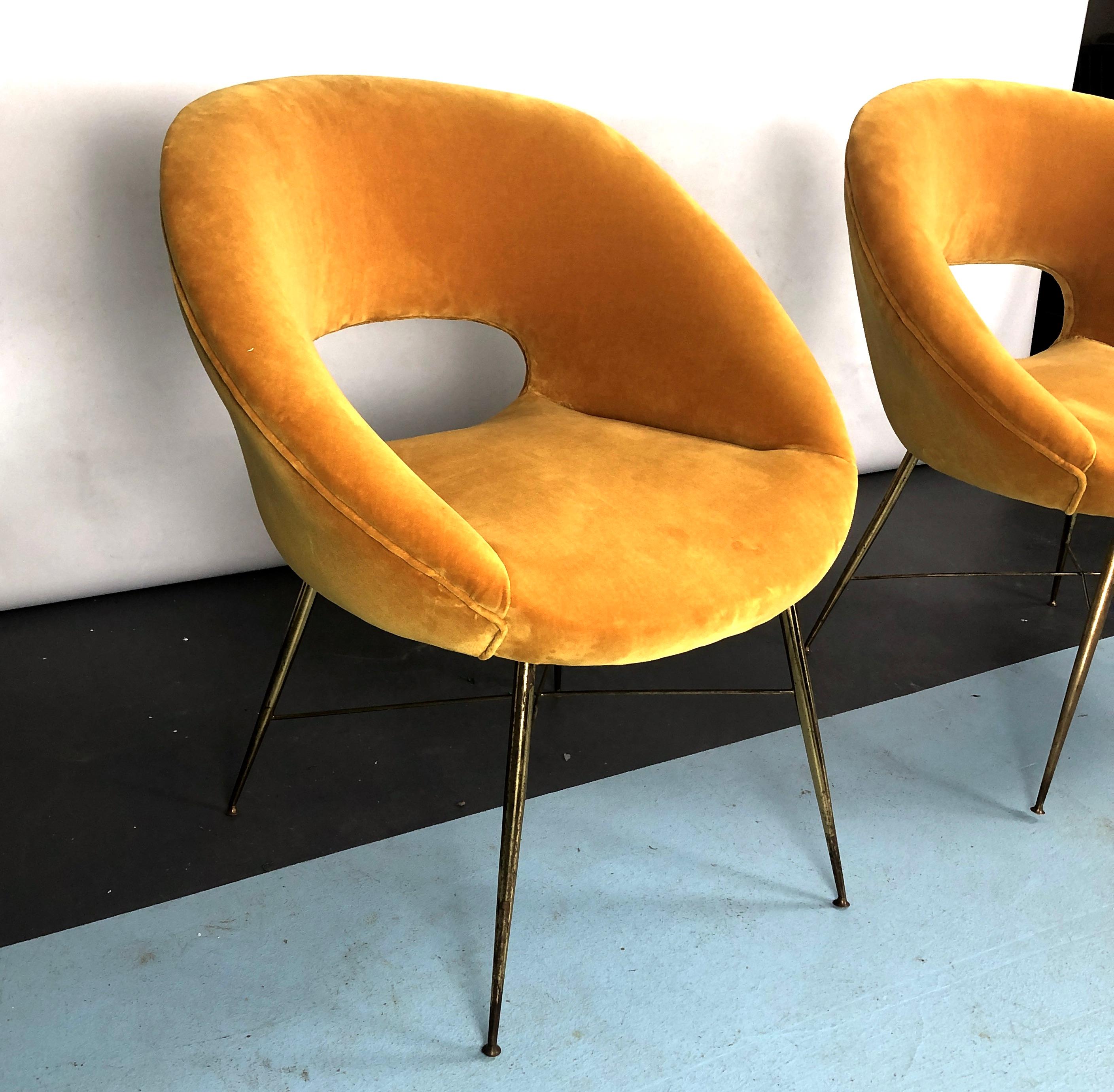 Mid-Century Modern Silvio Cavatorta, paire de fauteuils en velours doré des années 50 en vente
