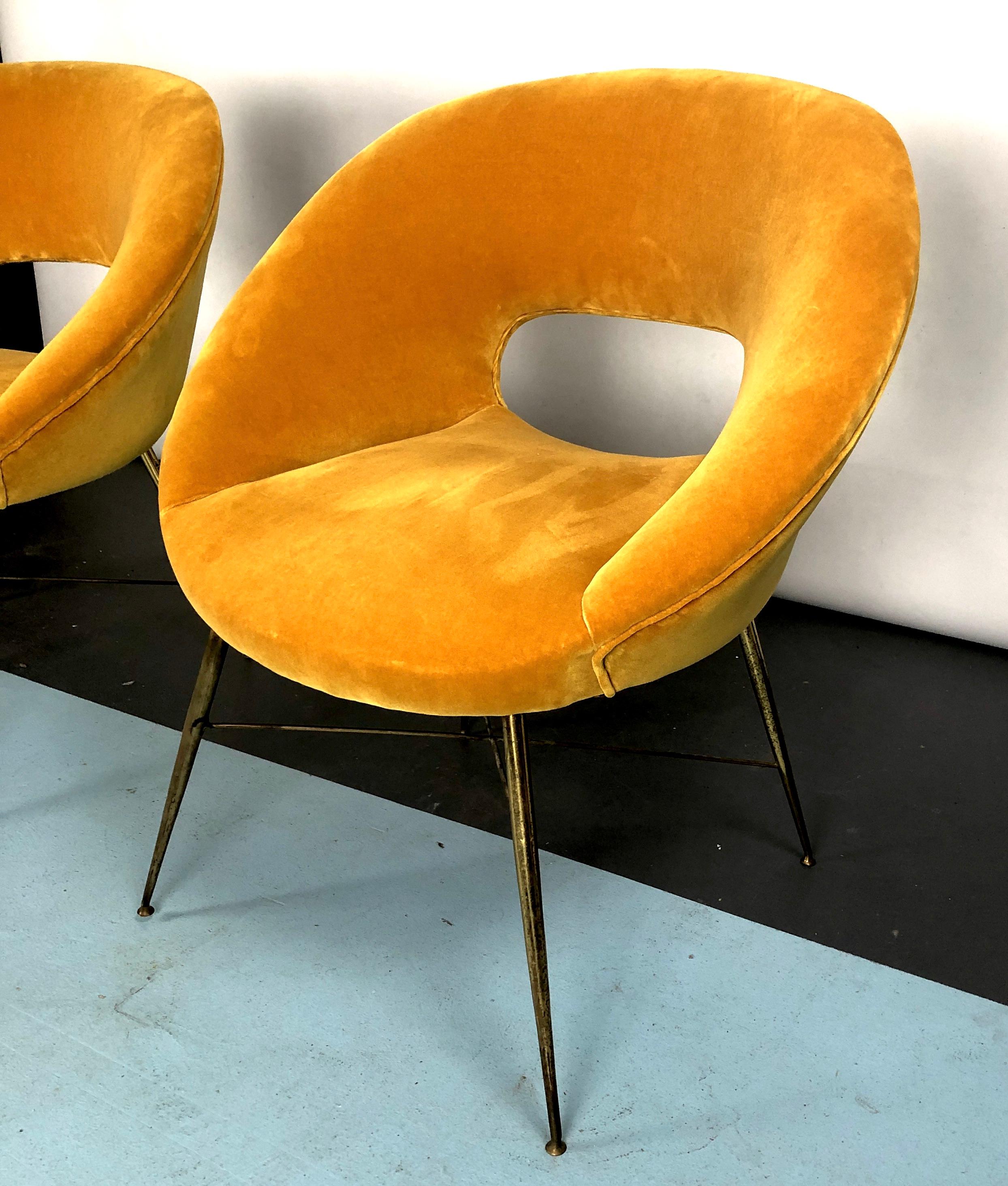italien Silvio Cavatorta, paire de fauteuils en velours doré des années 50 en vente