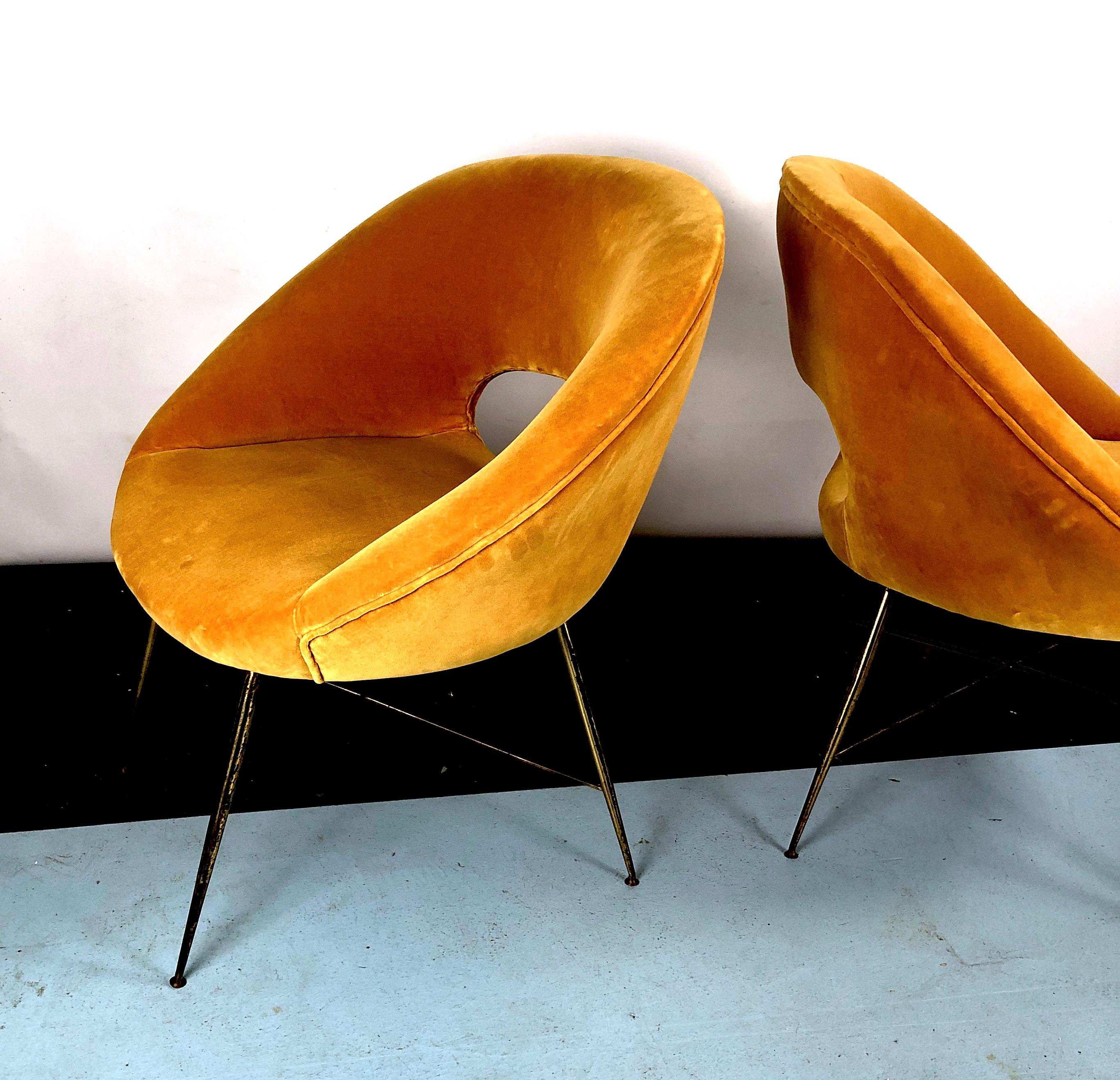 20ième siècle Silvio Cavatorta, paire de fauteuils en velours doré des années 50 en vente