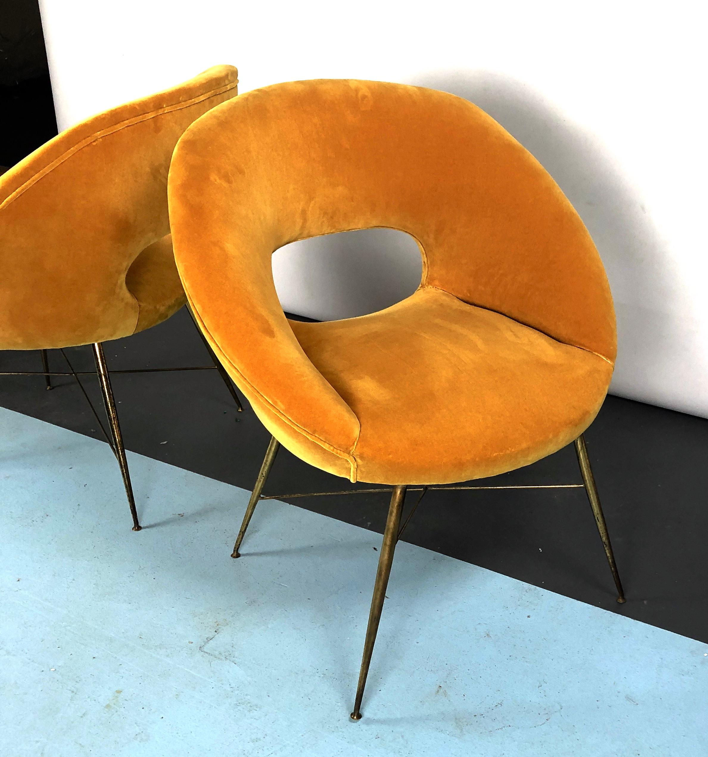 Laiton Silvio Cavatorta, paire de fauteuils en velours doré des années 50 en vente
