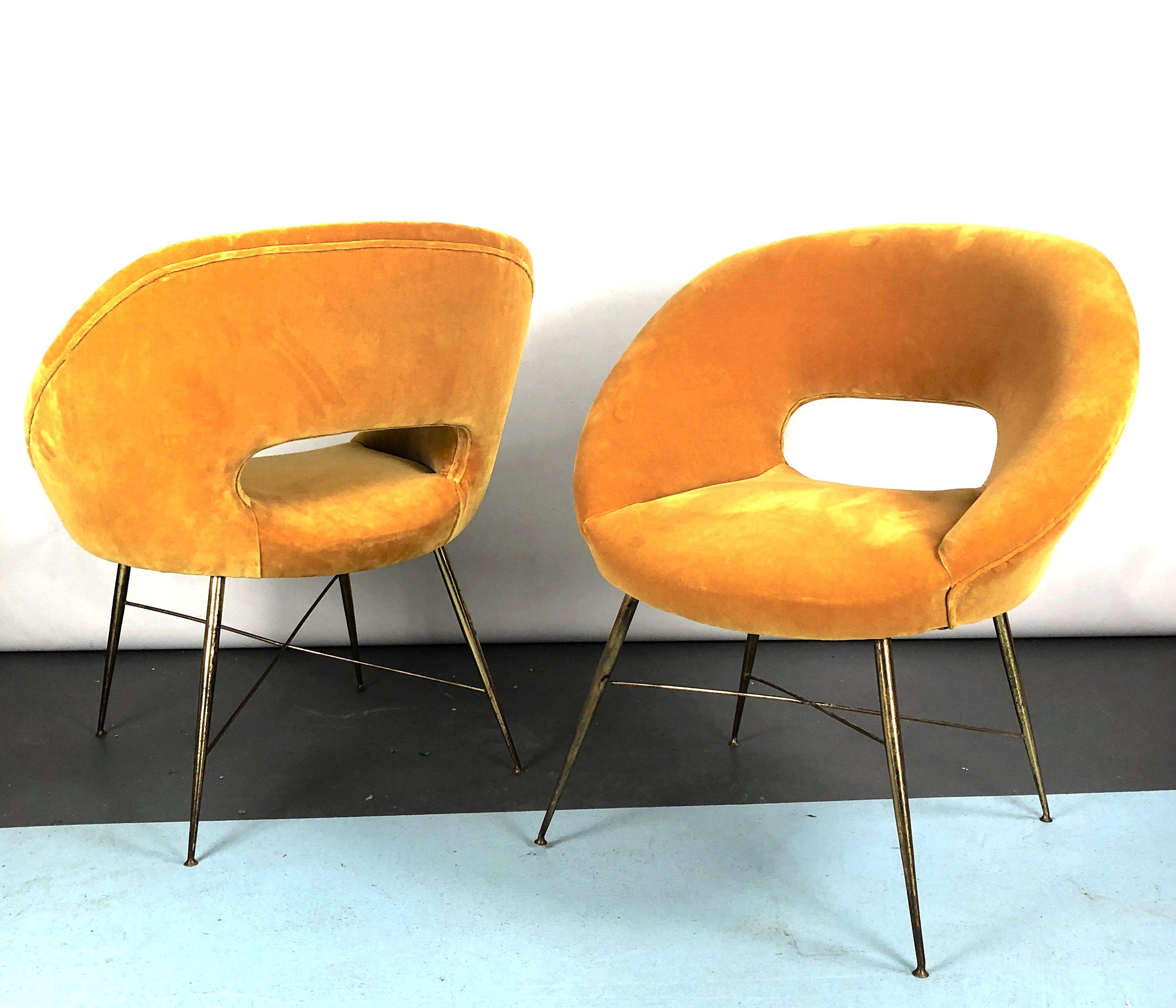 Silvio Cavatorta, paire de fauteuils en velours doré des années 50 en vente 1