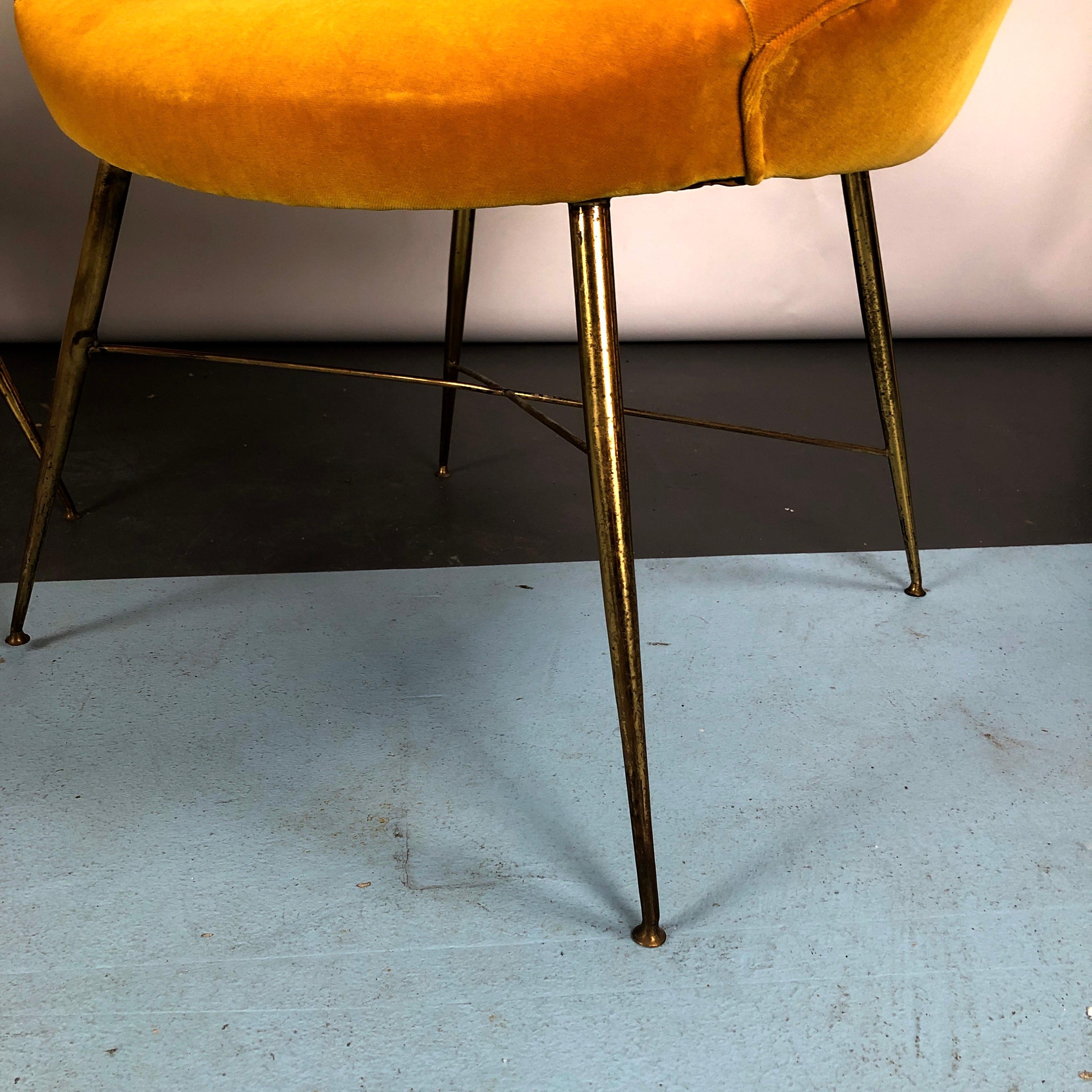 Silvio Cavatorta, paire de fauteuils en velours doré des années 50 en vente 2