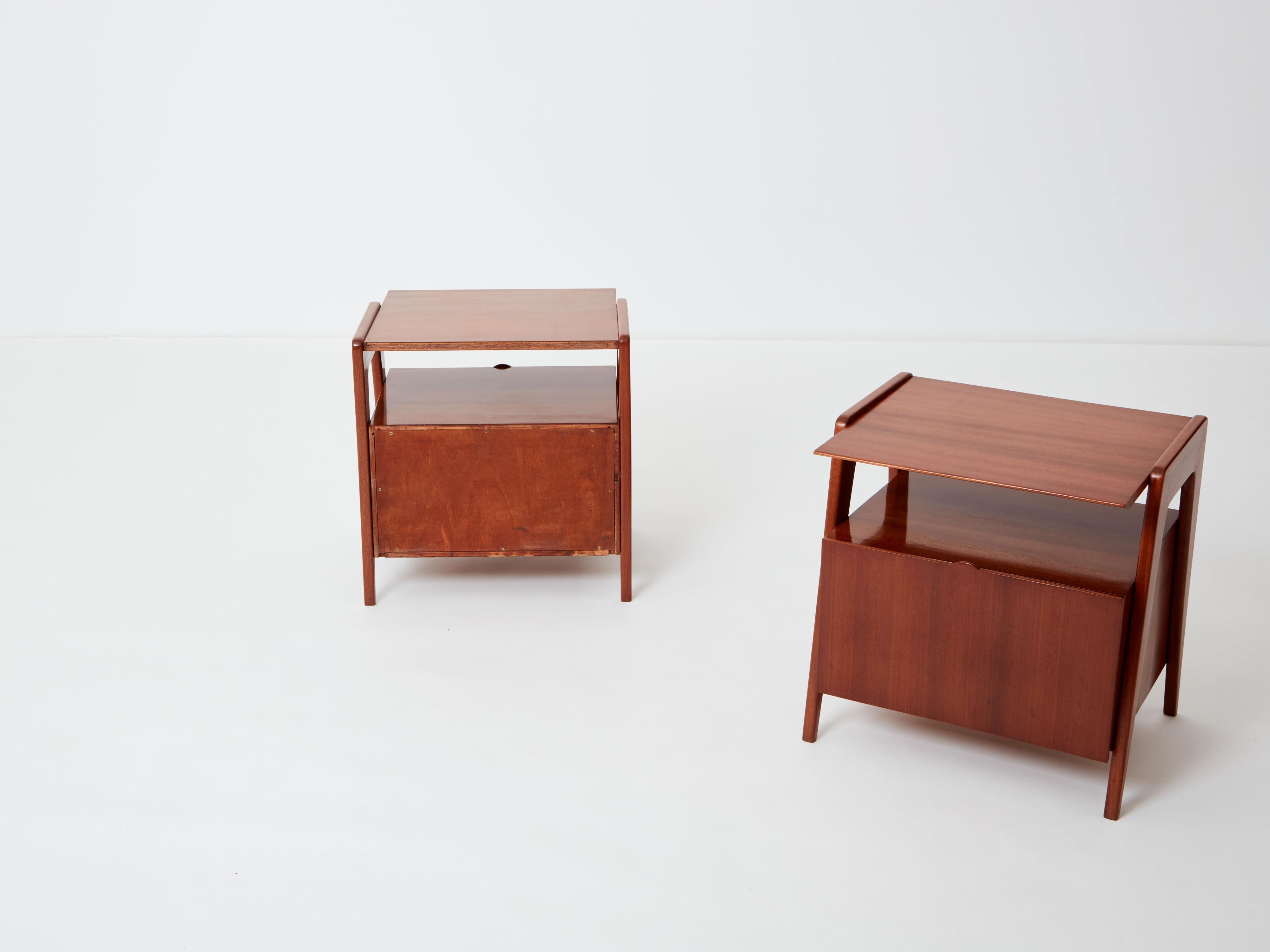 Silvio Cavatorta pair of mahogany wood nightstands 1950 For Sale 3