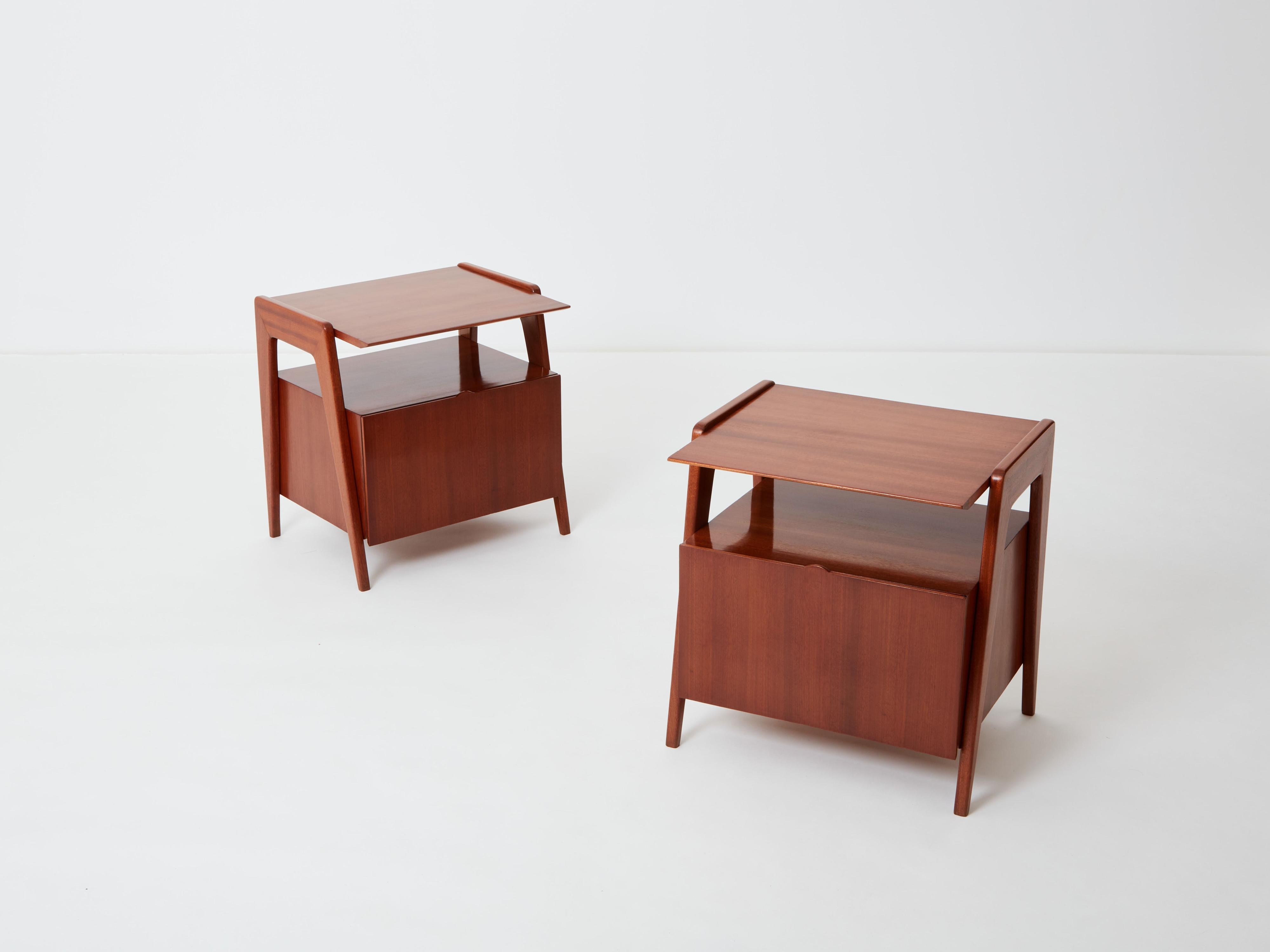 This rare pair of two-tier bedside tables by Italian designer Silvio Cavatorta was created in the early 1950s and entirely made of mahogany wood. These tables are typical of the timeless Italian Mid-Century style in the 1950s to 1960s era. They have