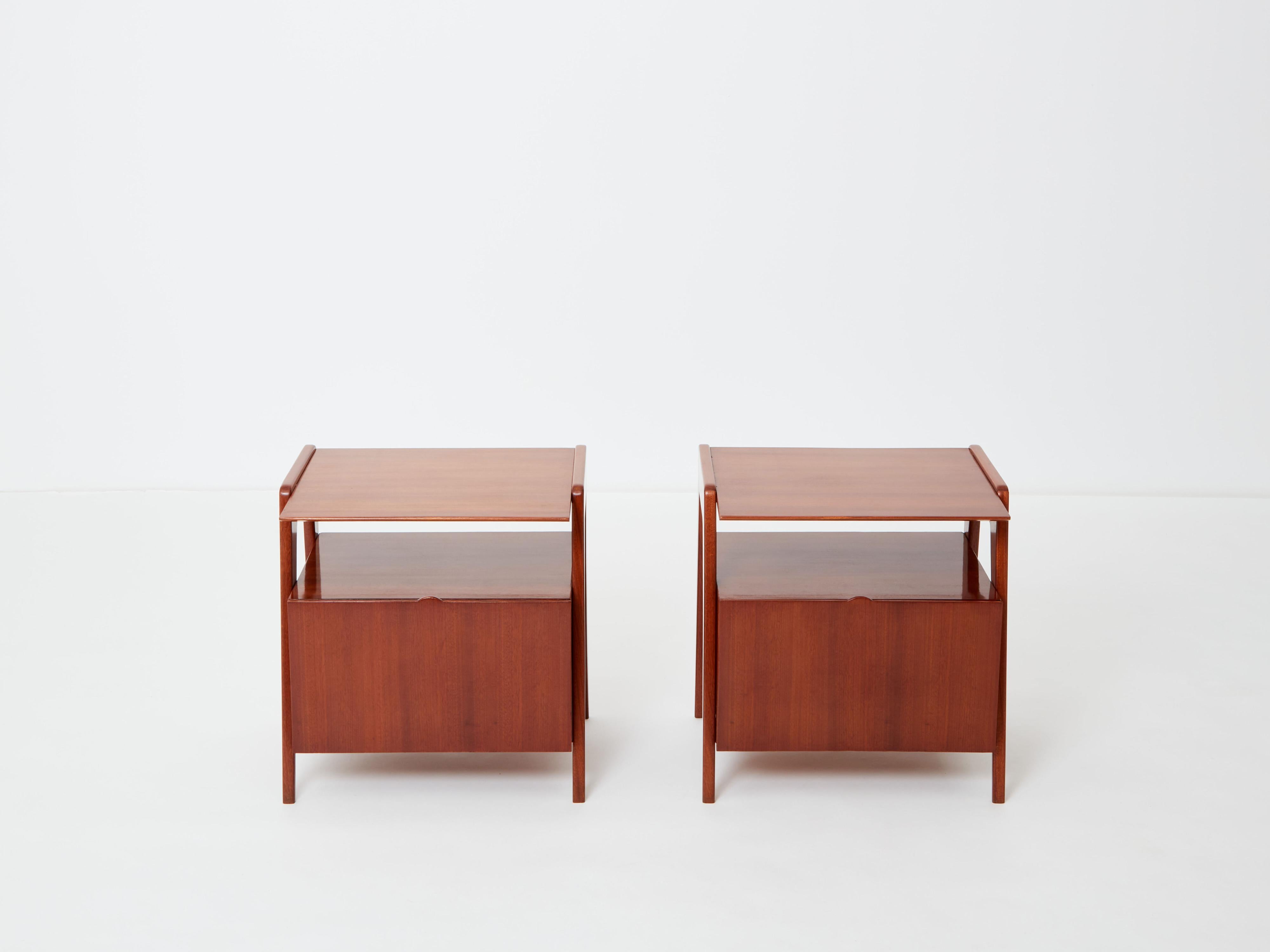 Italian Silvio Cavatorta pair of mahogany wood nightstands 1950 For Sale