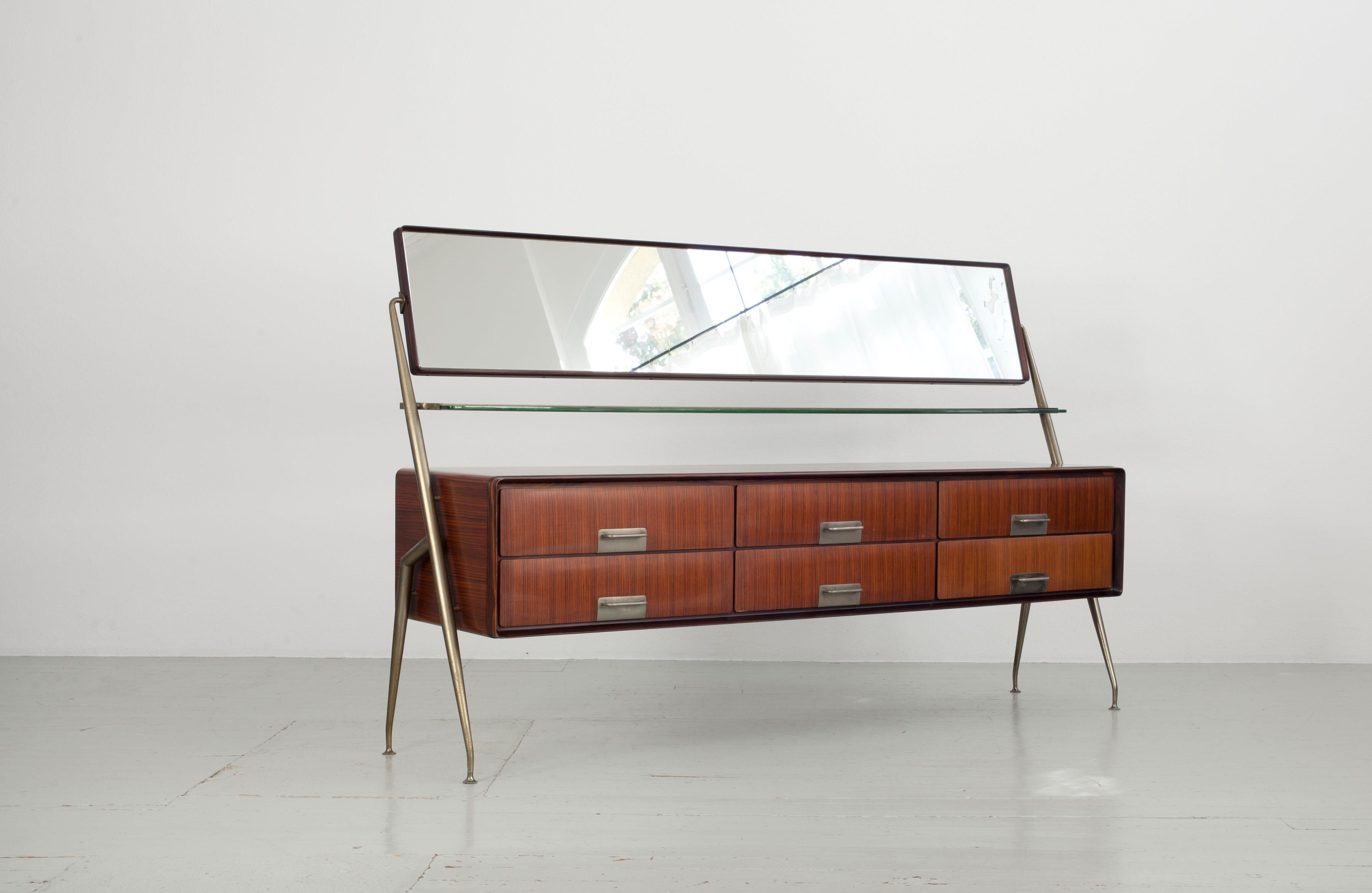 Sideboard mit Schubladen, vernickeltes Messing, Spiegelglas und Glasplatte.
Design: Silvio Cavatorta, Italien 1950er Jahre.