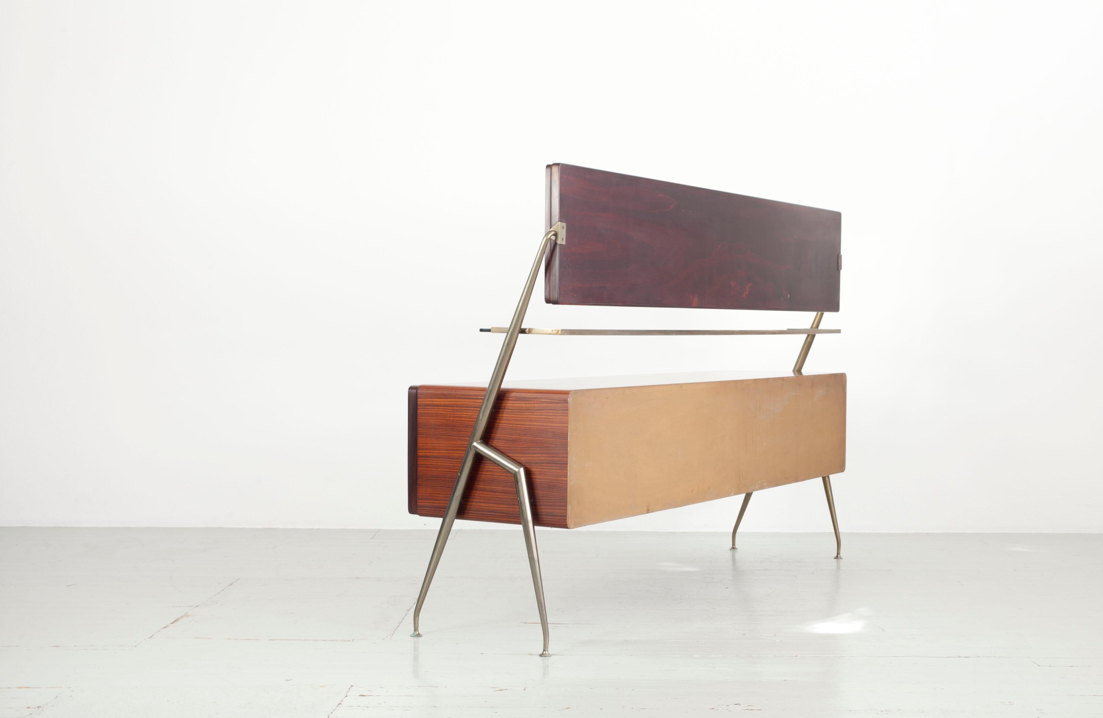 Silvio Cavatorta Sideboard mit Schubladen und Spiegel, Italien 1950er Jahre (Messing)