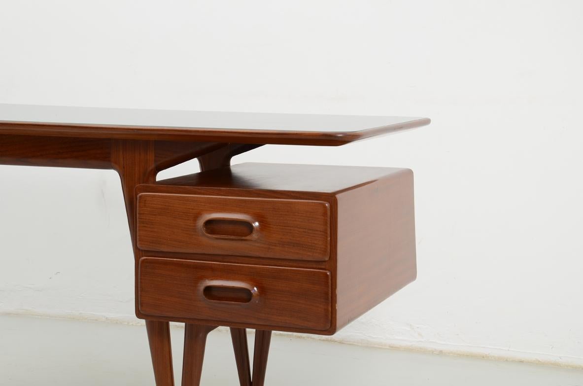 Silvio Cavatorta, Stunning Desk Table in Cherry Wood In Excellent Condition In Milano, IT