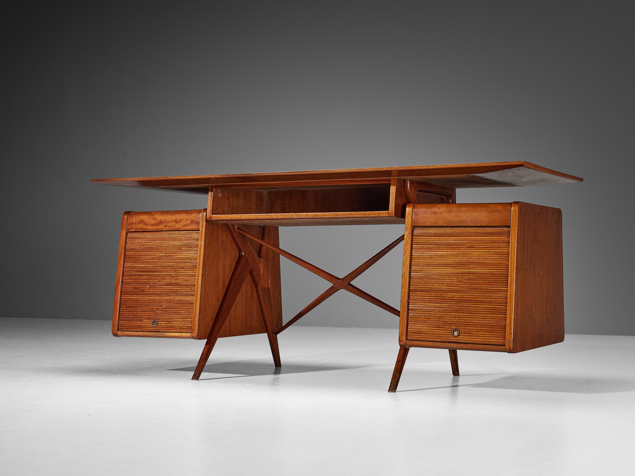 Silvio Cavatorta desk, mahogany, brass, Italy, design 1948-1949

Beautifully shaped desk in mahogany designed by Silvio Cavatorta in the late 1940s. The desk consists of a sleek top, cross shaped stretchers at the back and sides, and two cabinets