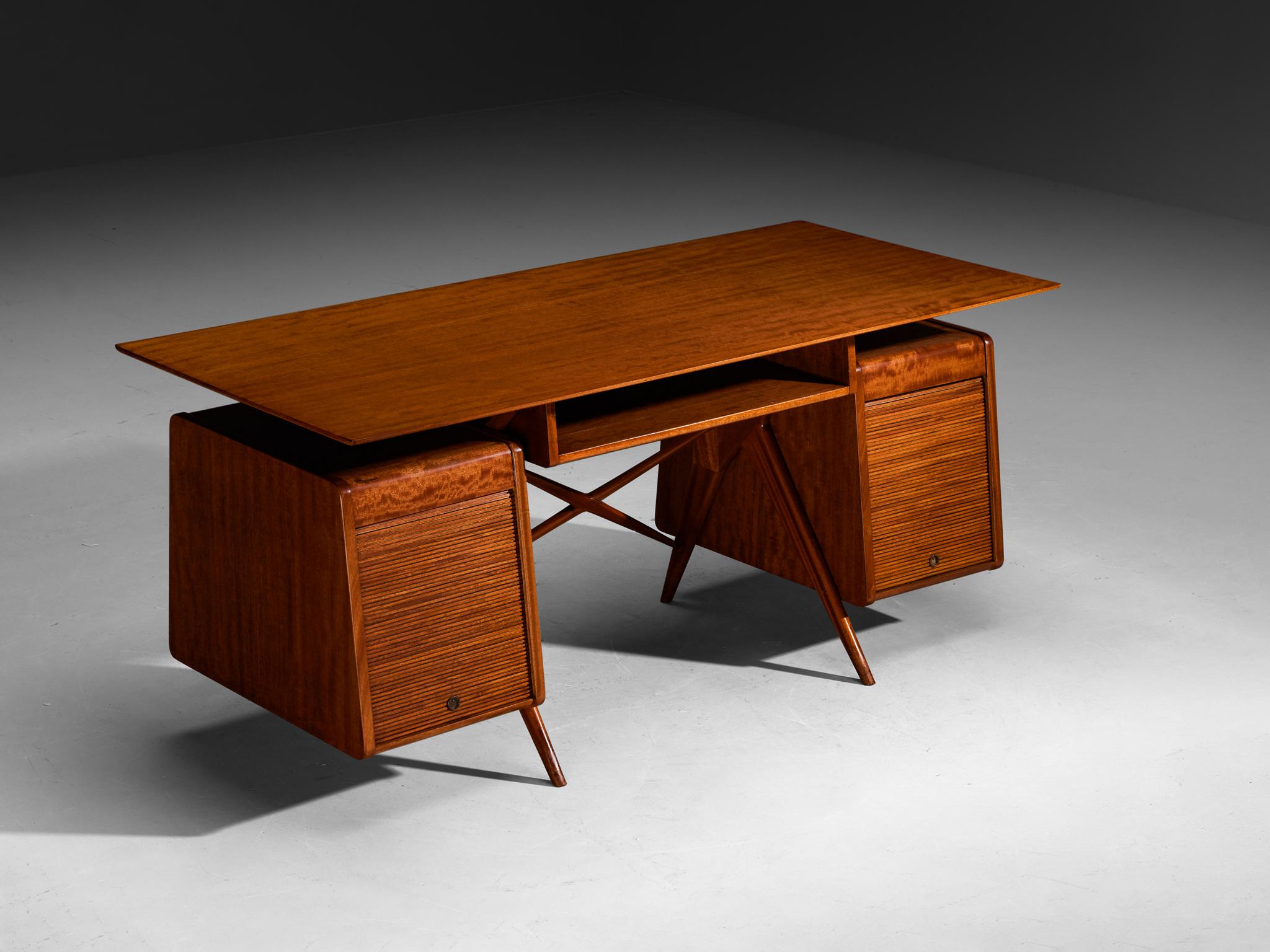 Silvio Cavatorta, scrivania, mogano, ottone, Italia, design 1948-1949

Questo tavolo da ufficio in mogano dalle forme eleganti, disegnato da Silvio Cavatorta alla fine degli anni '40, è una testimonianza di eccezionale maestria. La scrivania è