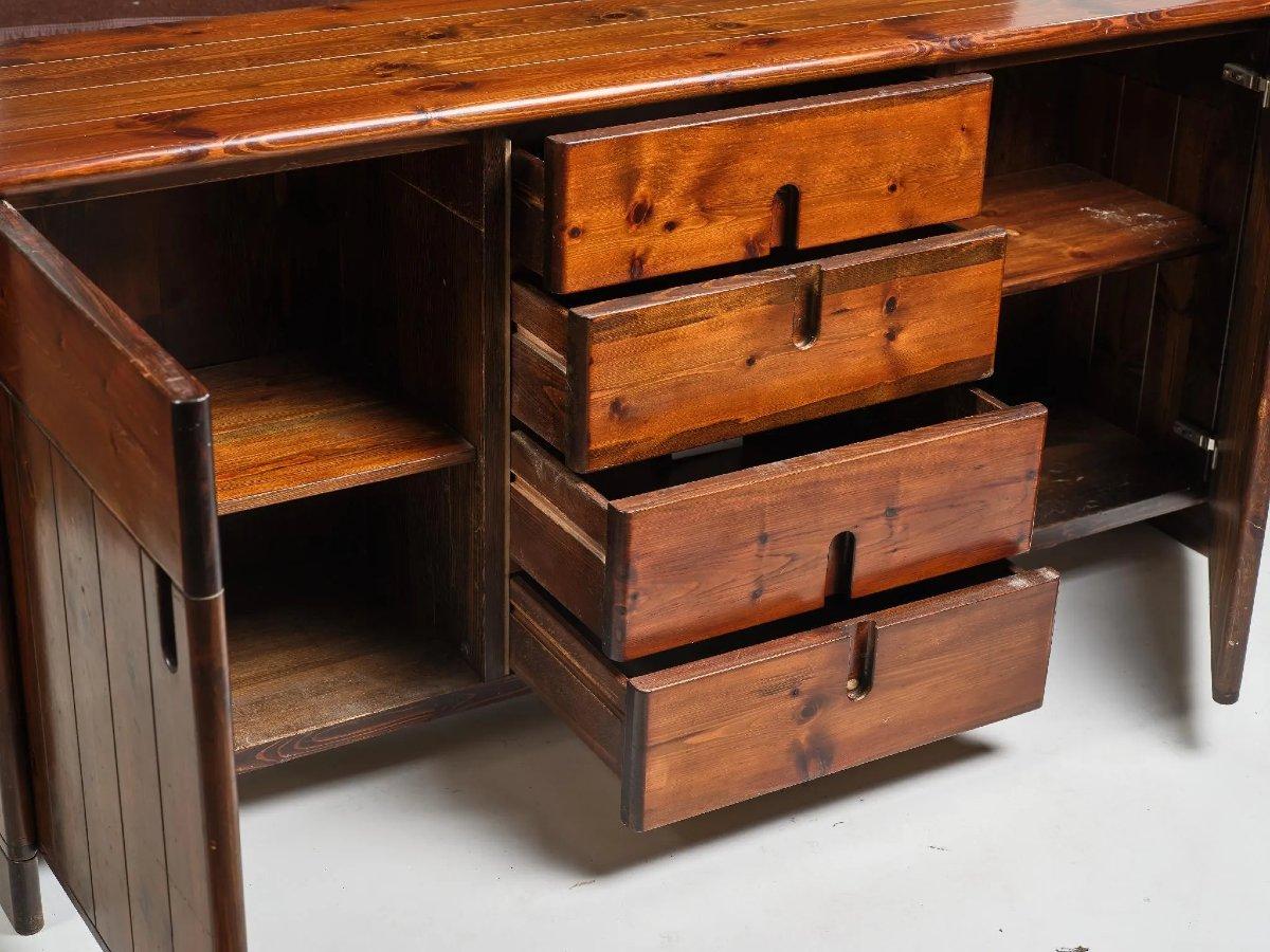 Silvio Coppola (1920-1986) Large Brutalist sideboard in stained solid pine, opening at the front with four drawers without crossbars and two doors imitating concealed drawers, with recessed handles. Early edition by Fratelli Montina