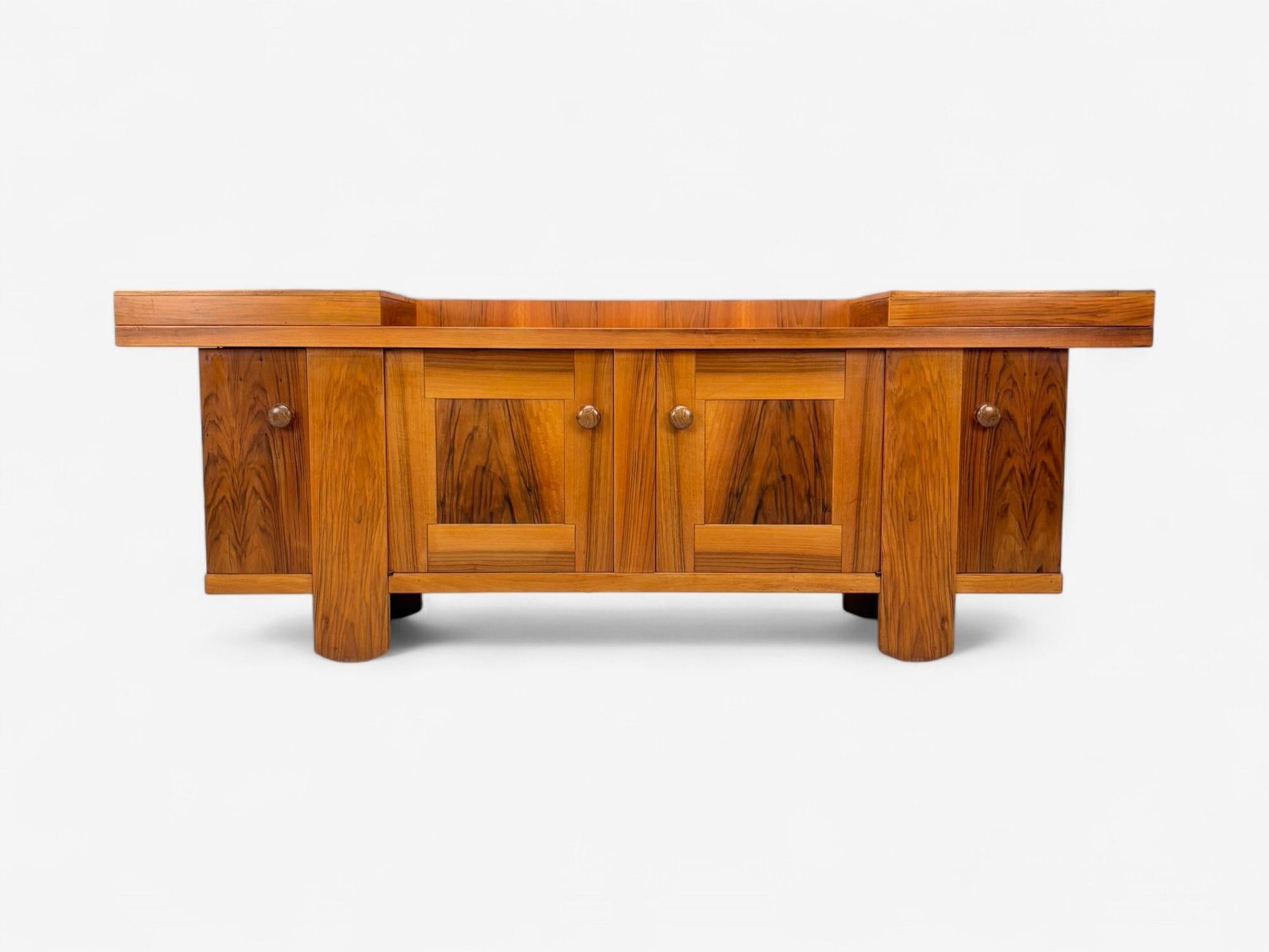 Silvio Coppola, Bernini, Madia o Buffet italiano di metà secolo, noce, Italia, 1964

Una credenza modernista 