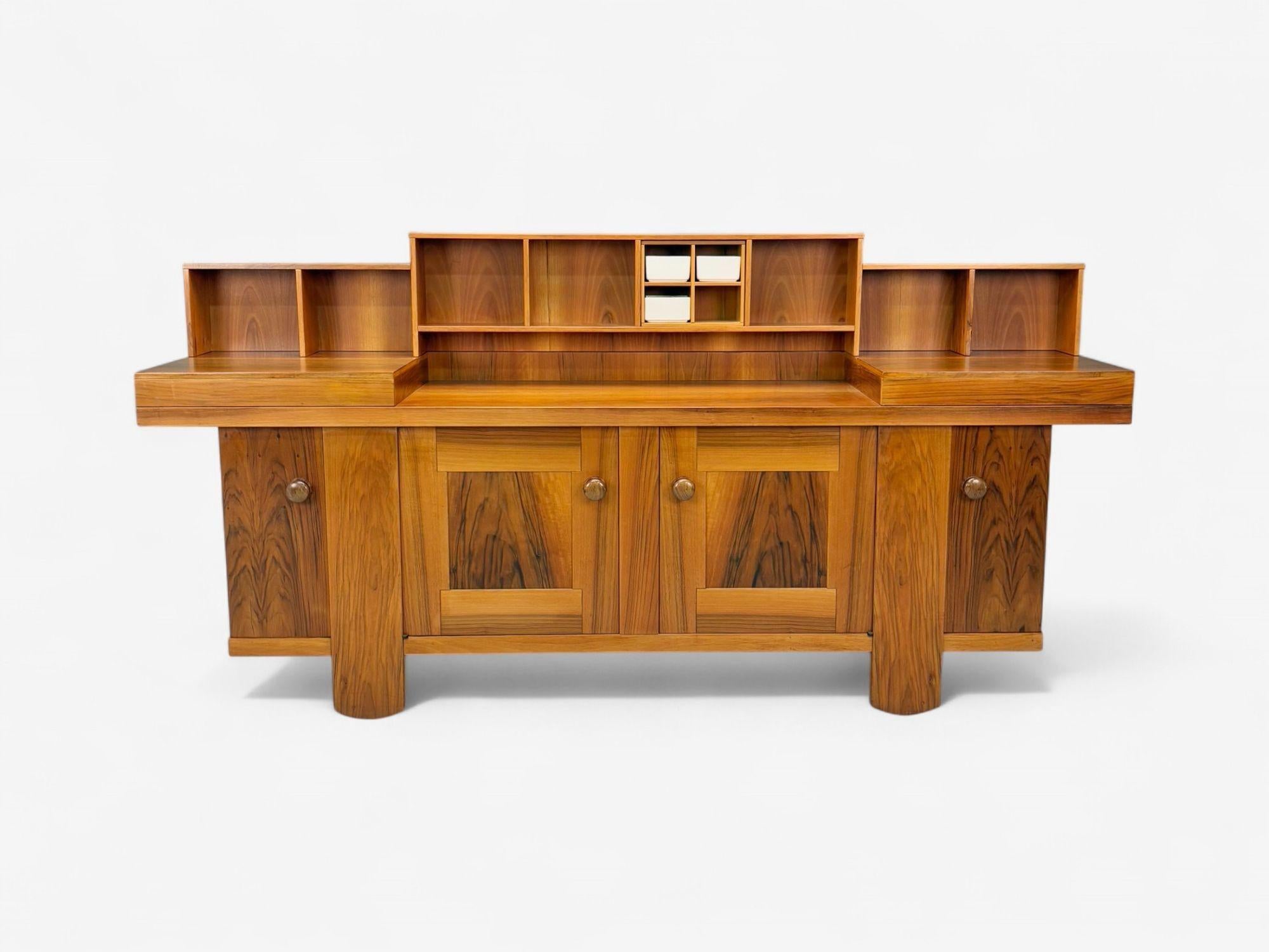 Silvio Coppola, Bernini, Moderna italiana, Noce, Credenza, Italia, 1964 In condizioni buone in vendita a Manhasset, NY