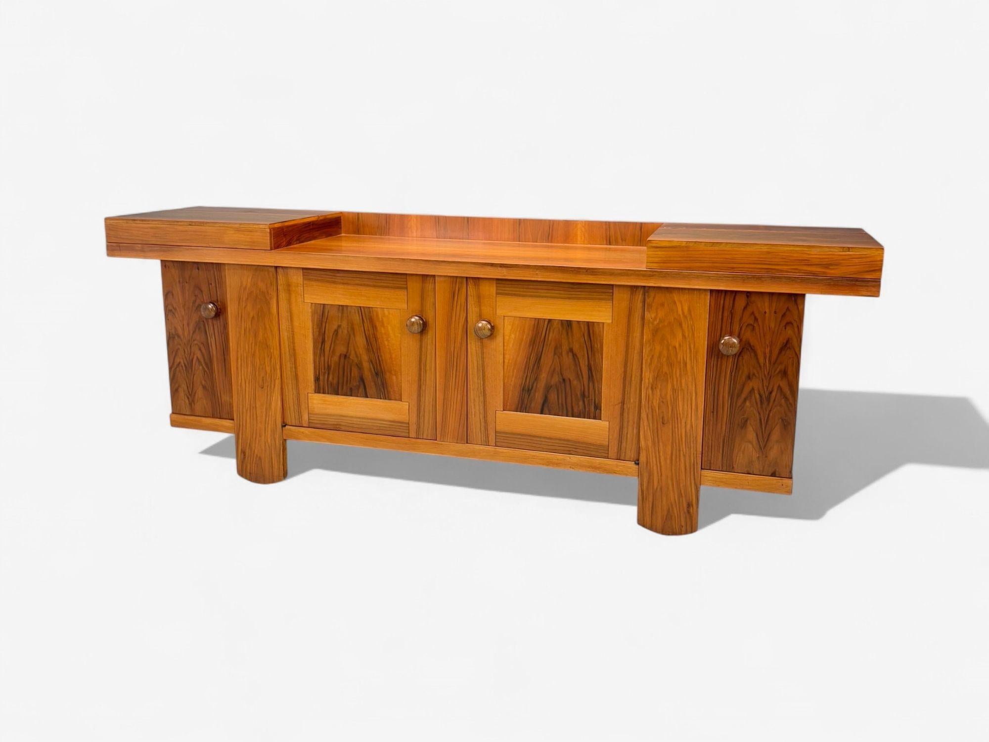 Metà XX secolo Silvio Coppola, Bernini, Moderna italiana, Noce, Credenza, Italia, 1964 in vendita