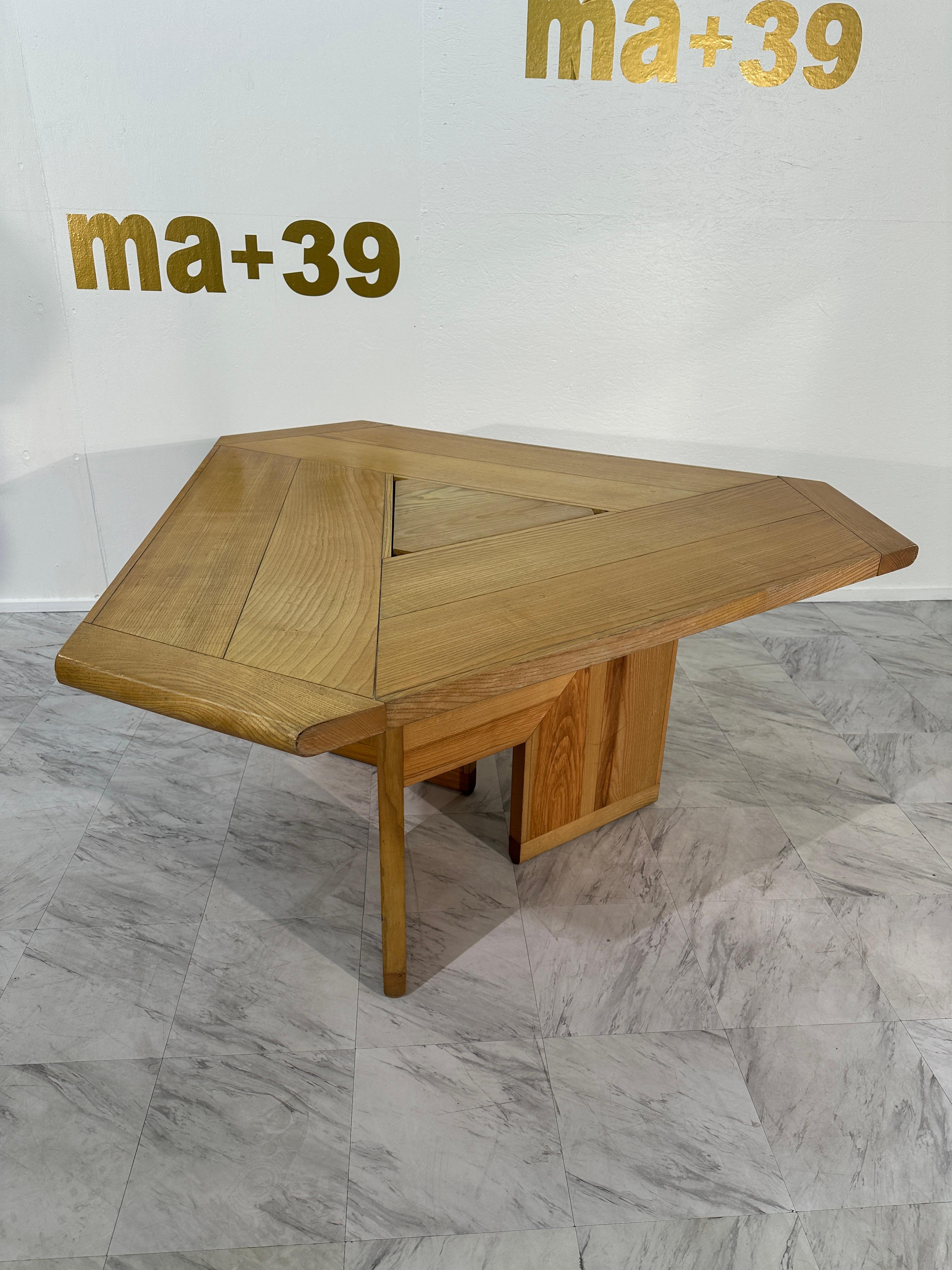 Ein seltener und wunderschön gearbeiteter Tisch des bekannten italienischen Designers Silvio Coppola, der für Fratelli Montina hergestellt wurde. Dieses Stück zeichnet sich durch ein auffälliges geometrisches Design mit einer Kombination aus Holz