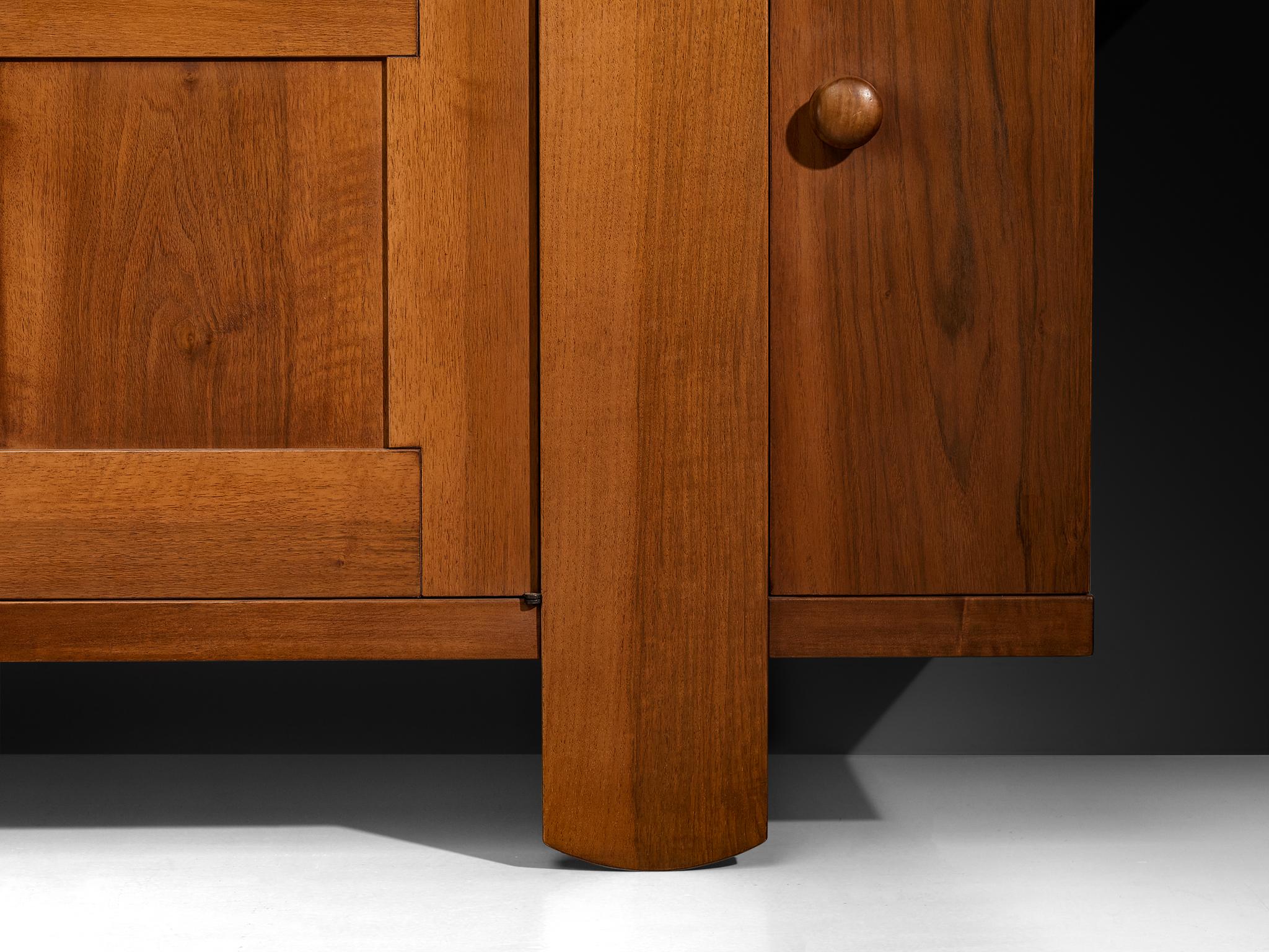 Metà XX secolo Credenza geometrica in noce di Silvio Coppola per Bernini in vendita