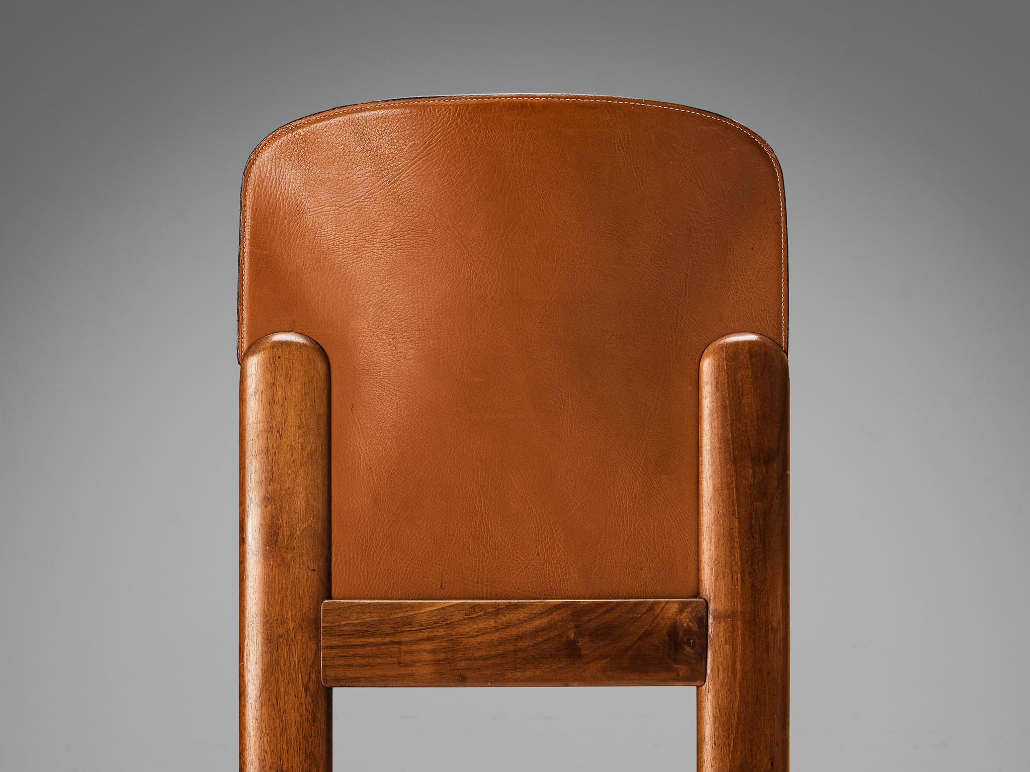 Mid-Century Modern Silvio Coppola pour Bernini Paire de chaises de salle à manger en cuir et noyer  en vente