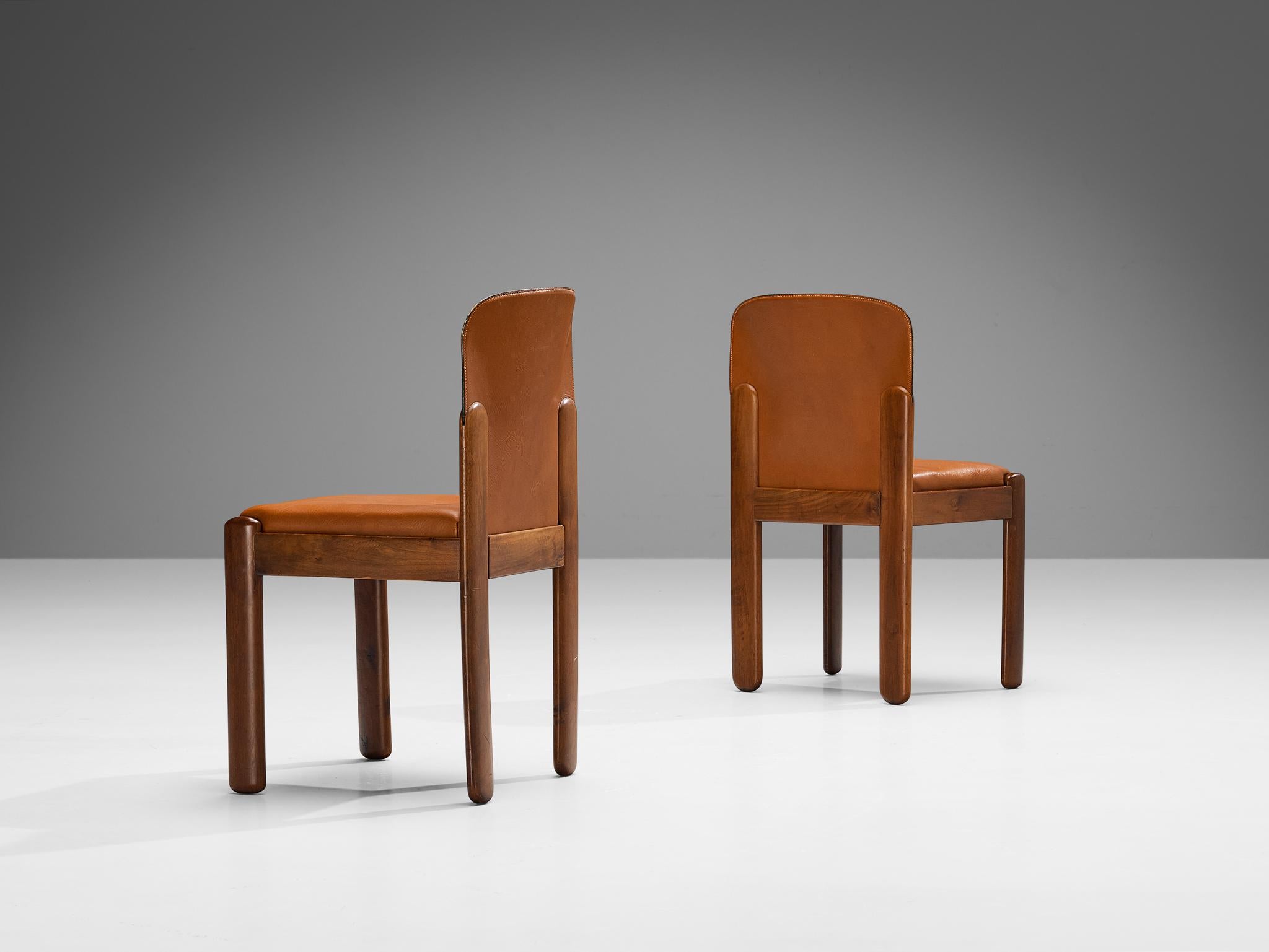 italien Silvio Coppola pour Bernini Paire de chaises de salle à manger en cuir et noyer  en vente