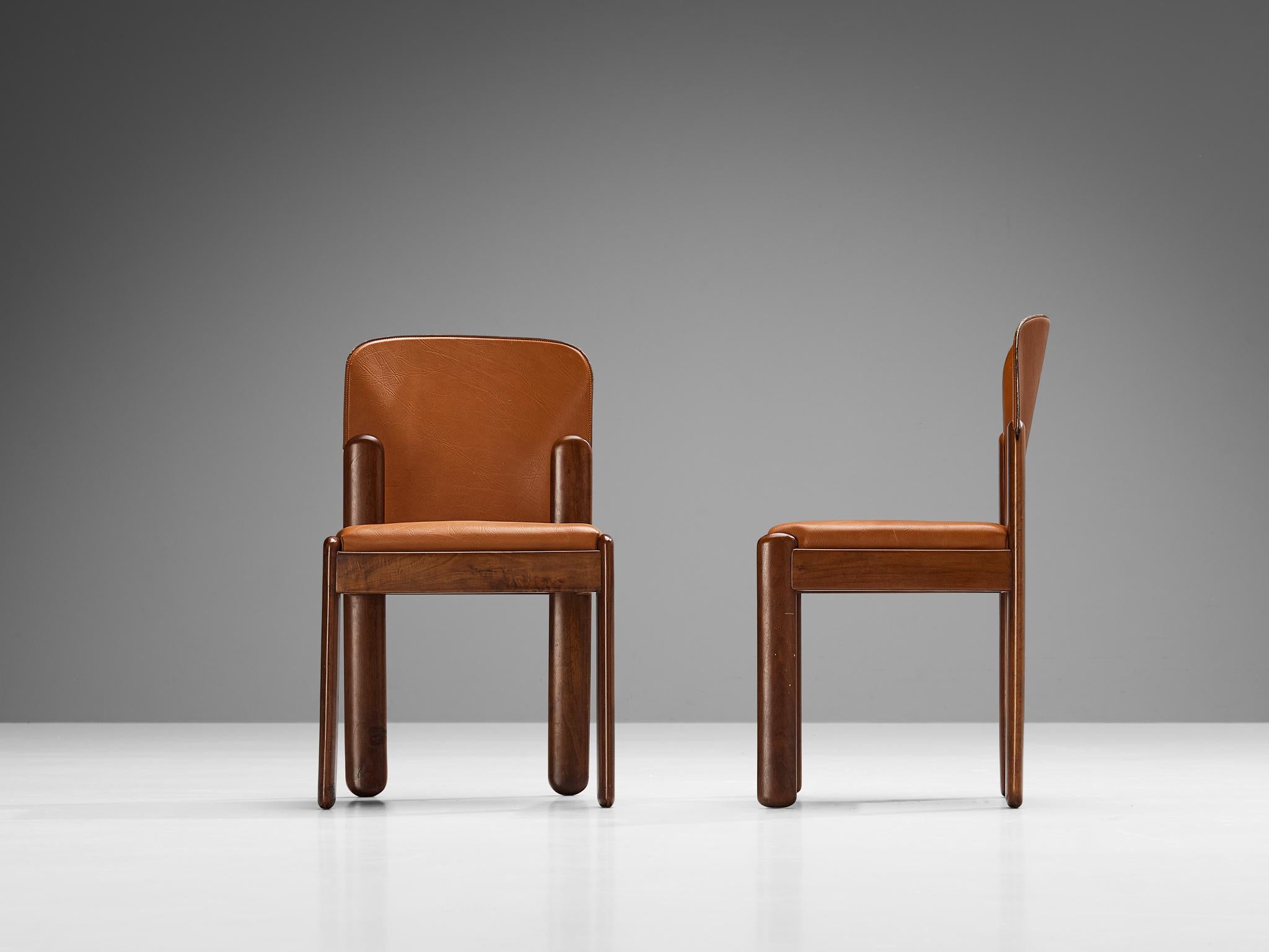 Milieu du XXe siècle Silvio Coppola pour Bernini Paire de chaises de salle à manger en cuir et noyer  en vente