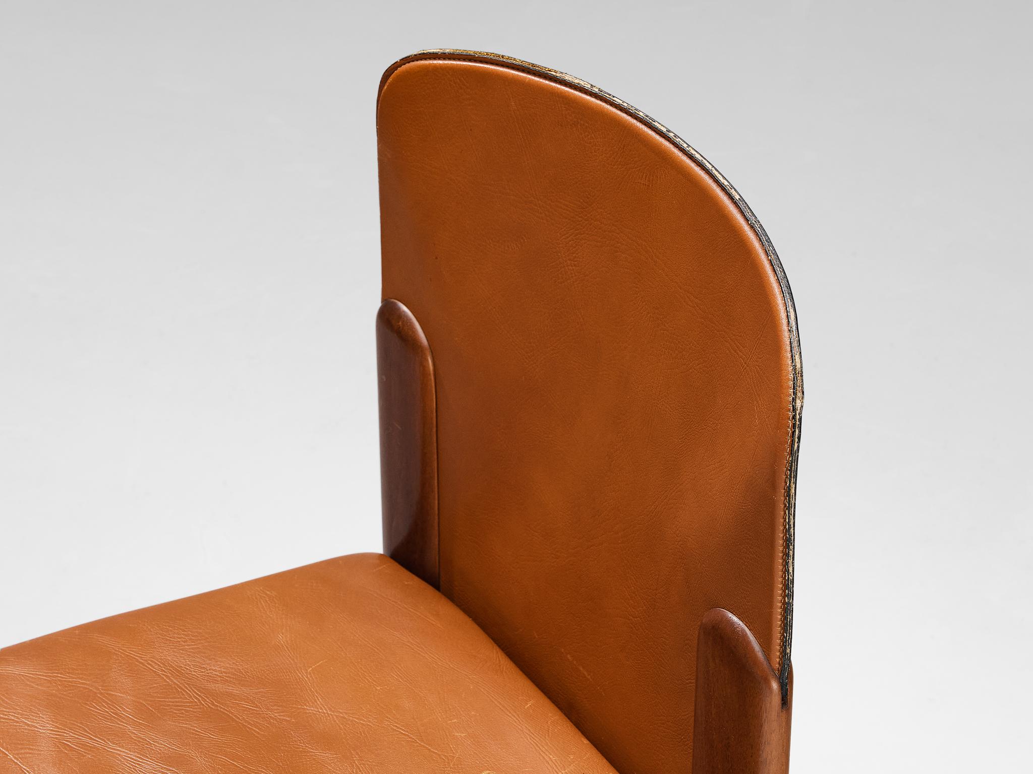 Cuir Silvio Coppola pour Bernini Paire de chaises de salle à manger en cuir et noyer  en vente