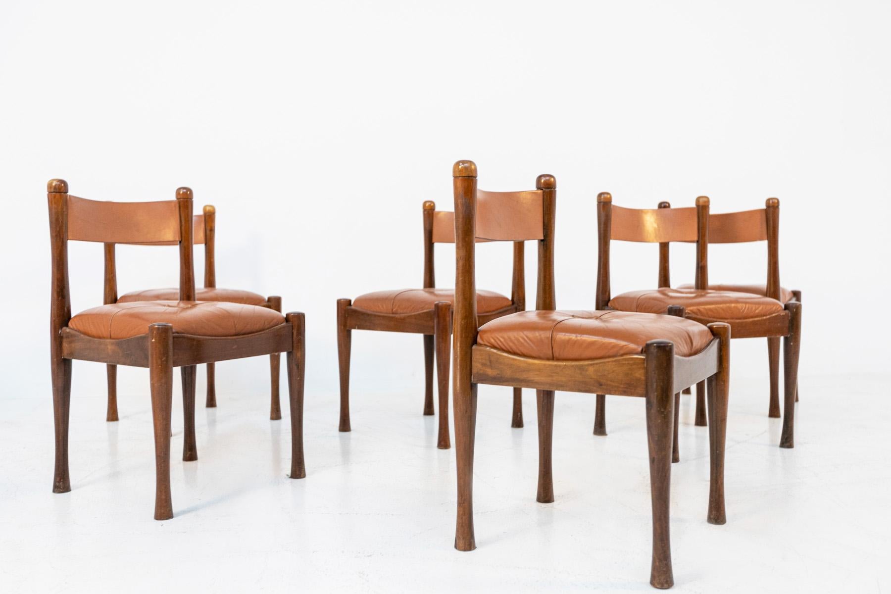 Silvio Coppola for Bernini Rare Set of Eight Chairs in Wood and Brown Leather In Good Condition In Milano, IT