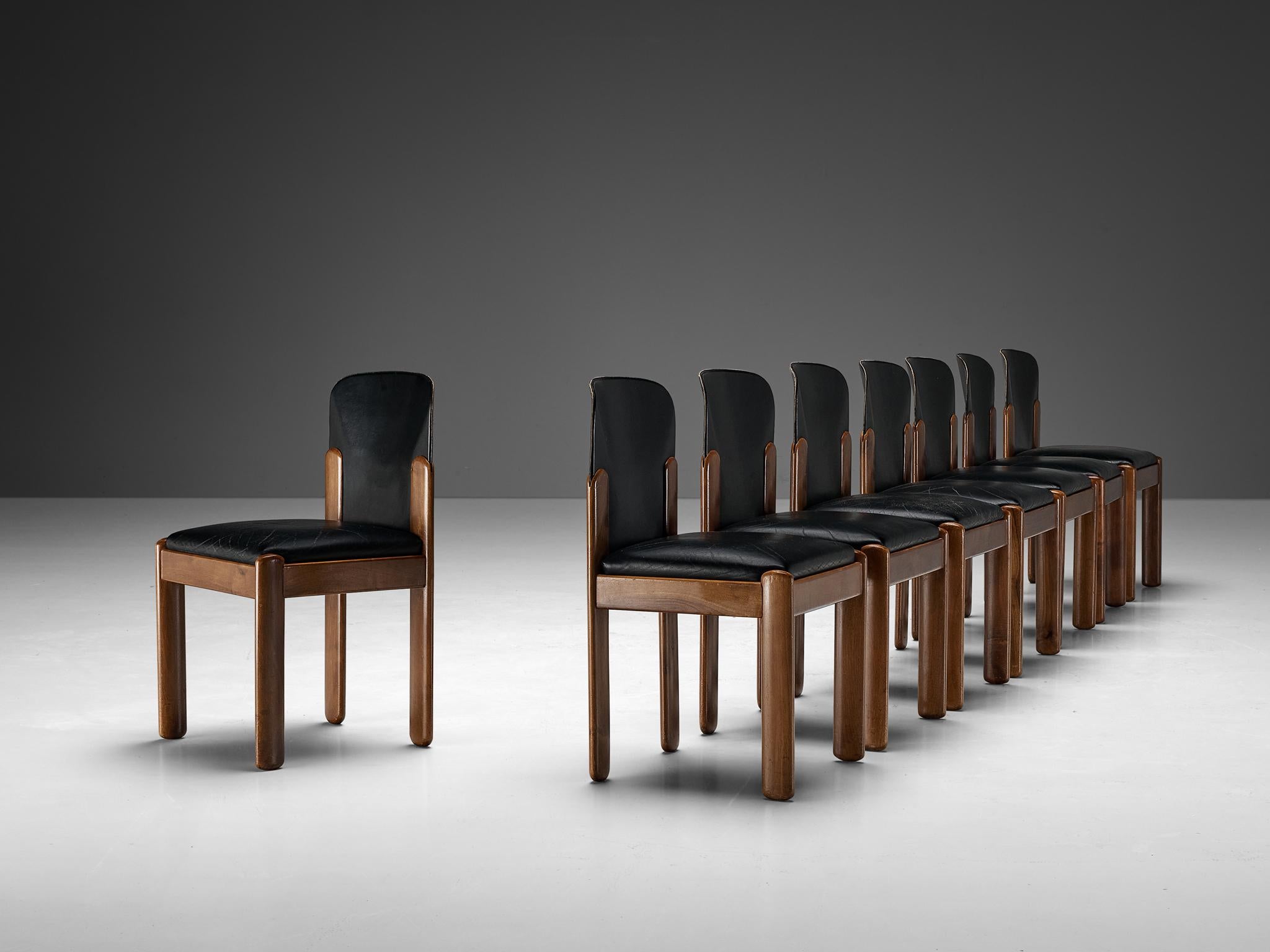 Silvio Coppola pour Bernini, ensemble de huit chaises de salle à manger, modèle '330', cuir, noyer, Italie, 1969

Magnifique ensemble de chaises de salle à manger en cuir noir et bois de noyer par le designer italien Silvio Coppola. Ces chaises
