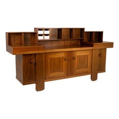 Silvio Coppola, pour Bernini. Buffet en noyer avec des étagères en gradins. Années 1960.