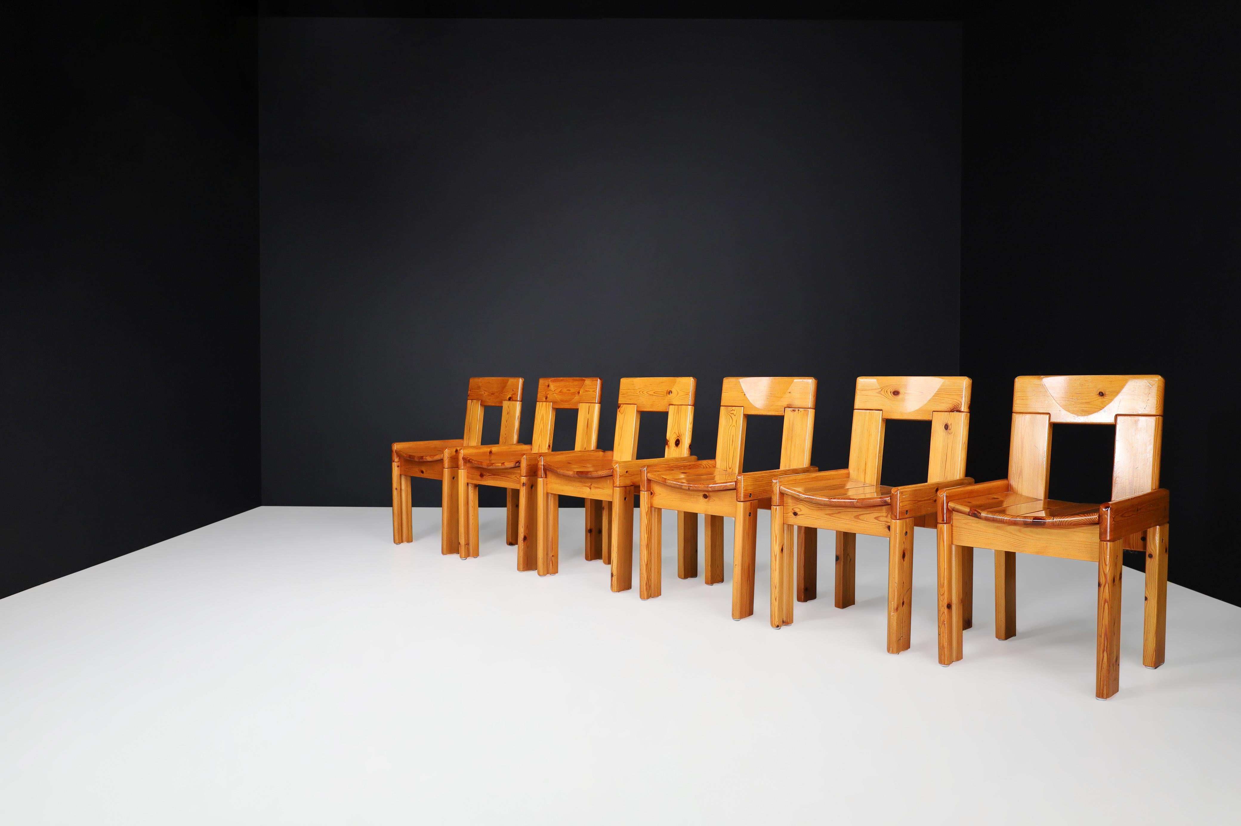 Silvio Coppola para Fratelli Montina Sillas de comedor, Italia, años 70

Presentamos un extraordinario conjunto de seis sillas de comedor, expertamente elaboradas en madera de pino rubio, diseñadas por el célebre Silvio Coppola para Fratelli Montina
