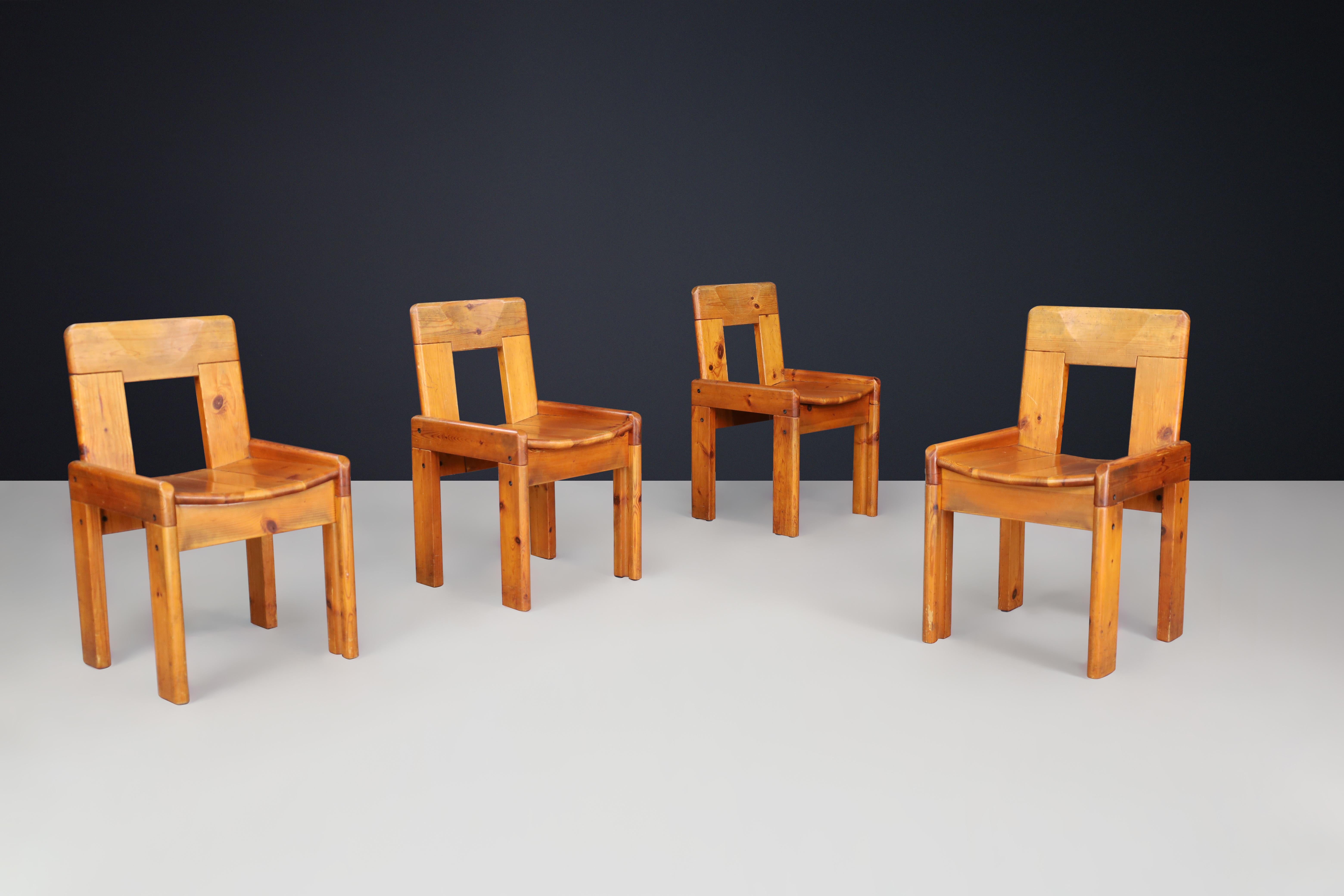 Silvio Coppola per Fratelli Montina Sedie da sala da pranzo, Italia, anni '70

Ti presentiamo uno straordinario set di quattro sedie per sala da pranzo, sapientemente realizzate in legno di pino biondo, disegnate dal famoso Silvio Coppola per i
