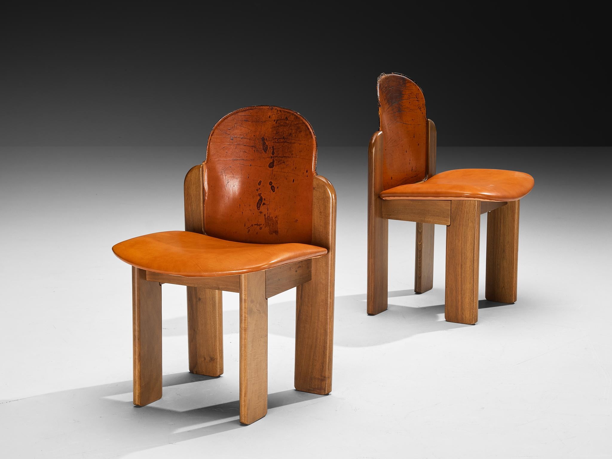 Silvio Coppola für Fratelli Montina, Paar '330' Esszimmerstühle, Nussbaum, Leder, Italien, 1970er Jahre

Atemberaubendes organisch anmutendes Esszimmerstuhlpaar des italienischen Designers Silvio Coppola. Diese Stühle sind aus Walnussholz und einem