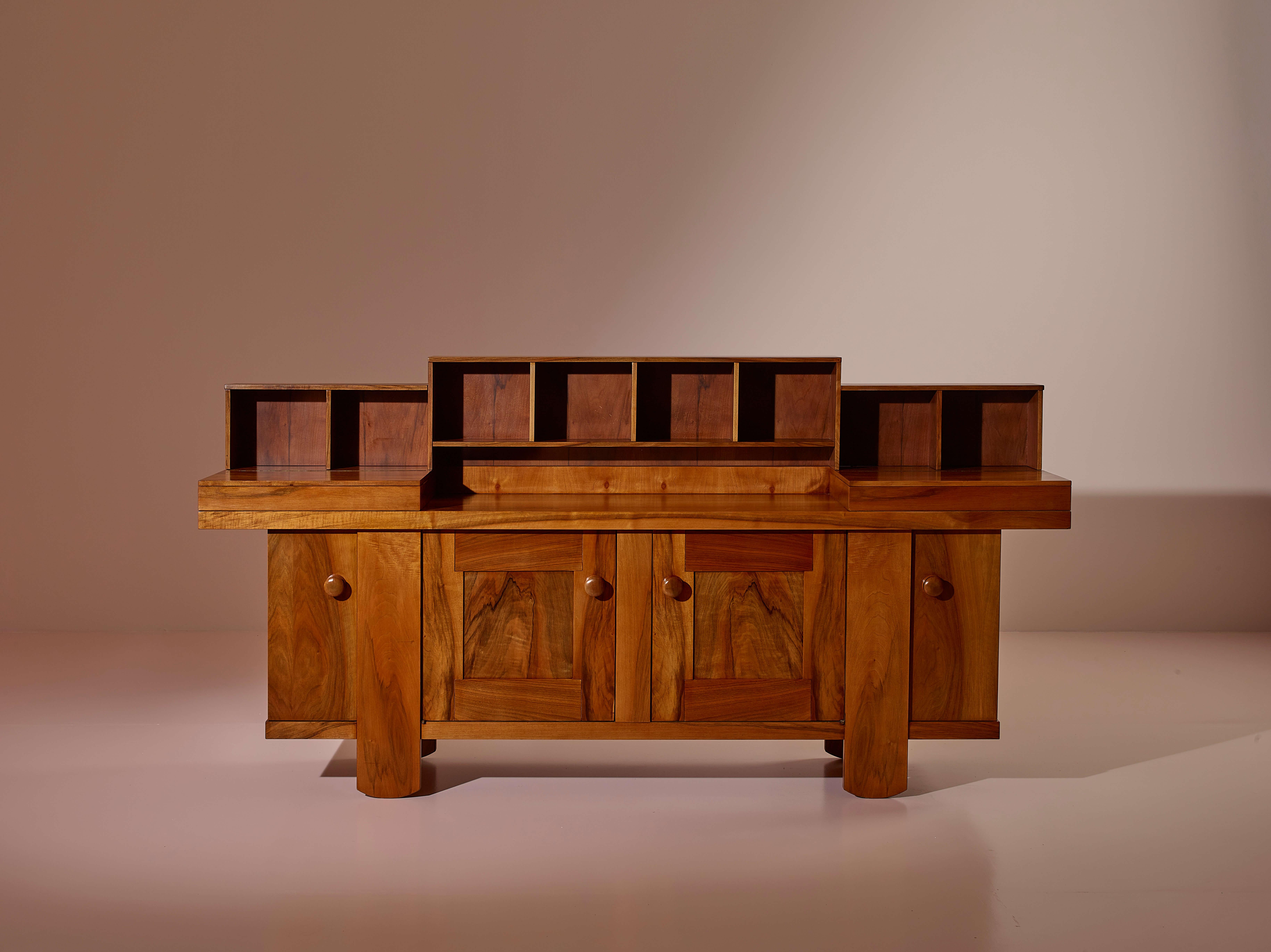 Ce buffet à portes et tiroirs, doté d'une huche, est réalisé en bois de noyer, fabriqué par Bernini et conçu par Silvio Coppola dans les années 1960.

Le bois occupe une place centrale dans ce buffet aux formes architecturales, qui s'inscrit dans