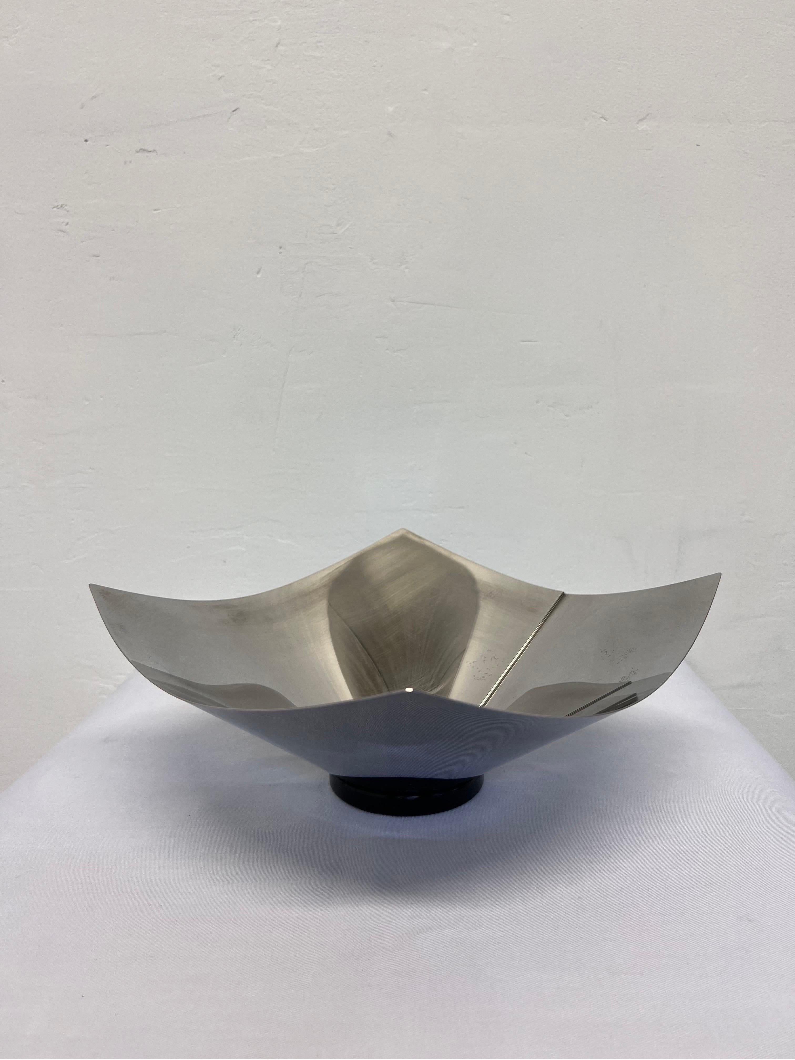 Stainless steel fruit bowl named the Lobo bowl designed by Silvio Coppola for Alessi, 1990s.