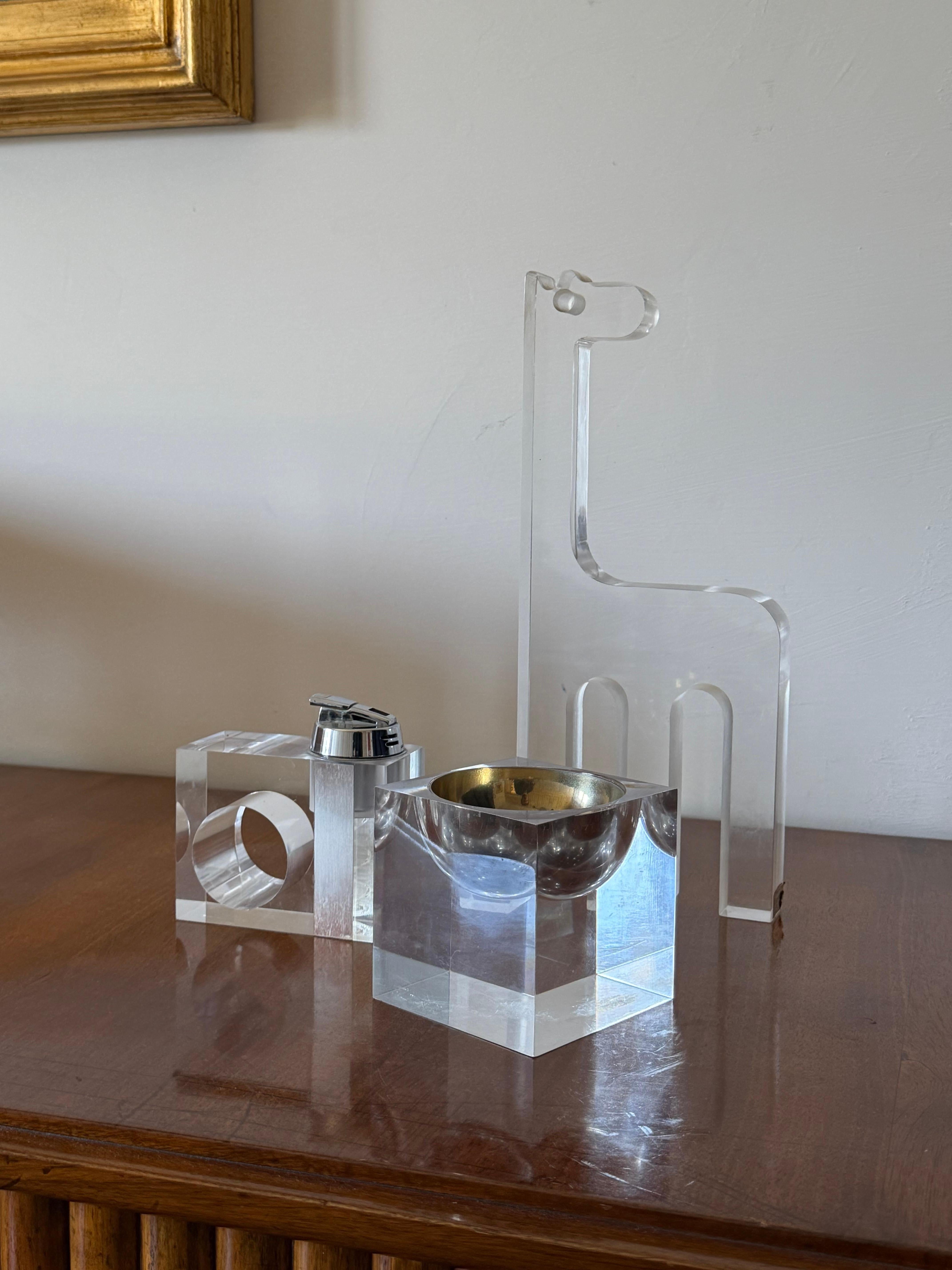 Rara escultura de jirafa de lucita diseñada por Silvio Russo

Equipo Guzzini, Vedril, Guzzini Italia 1970s

Al 33 cm x 14 cm x 3 cm

Condiciones: excelentes