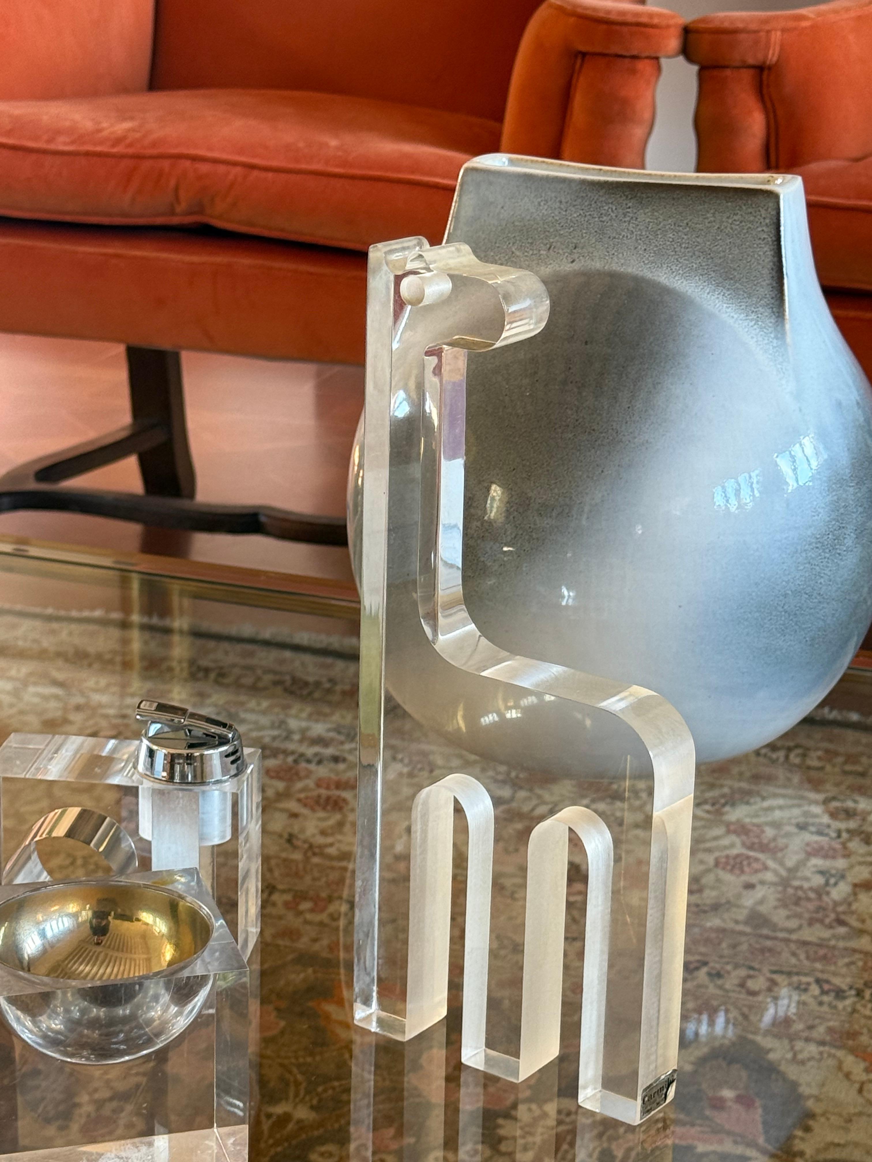 Silvio Russo, escultura jirafa de lucite, Guzzini Italia años 70 Late 20th Century en venta