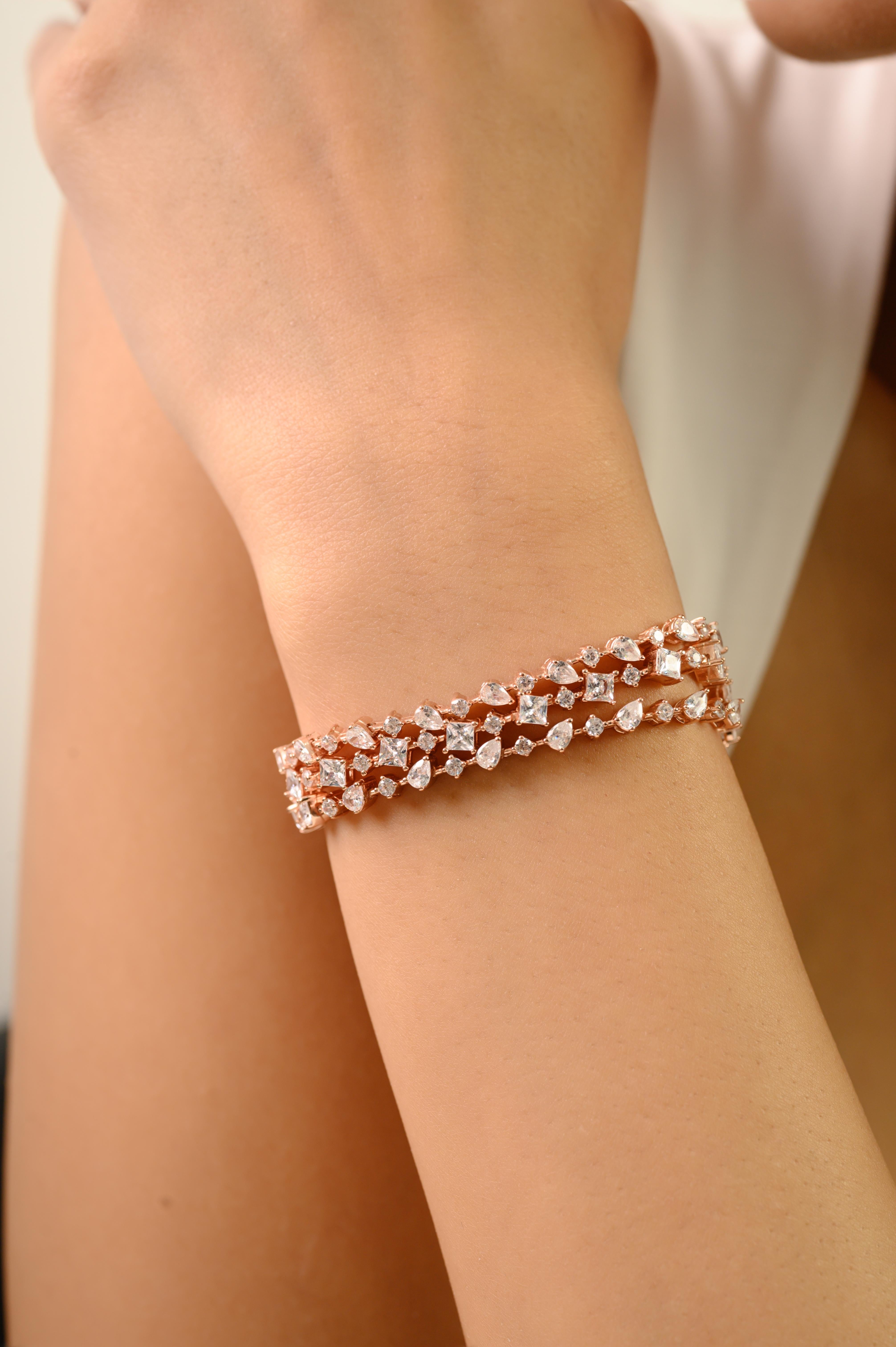 Questo braccialetto è realizzato in argento sterling 925 e in lussuoso oro rosa, per offrire un raffinato mix di fascino classico e moderna raffinatezza. Ornato da una serie di pietre di zirconia cubica bianca di forme e dimensioni diverse, brilla