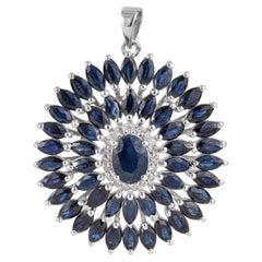 Ciondolo Silvorra 11 CTW con medaglione in zaffiro blu e diamanti, montato su argento 925