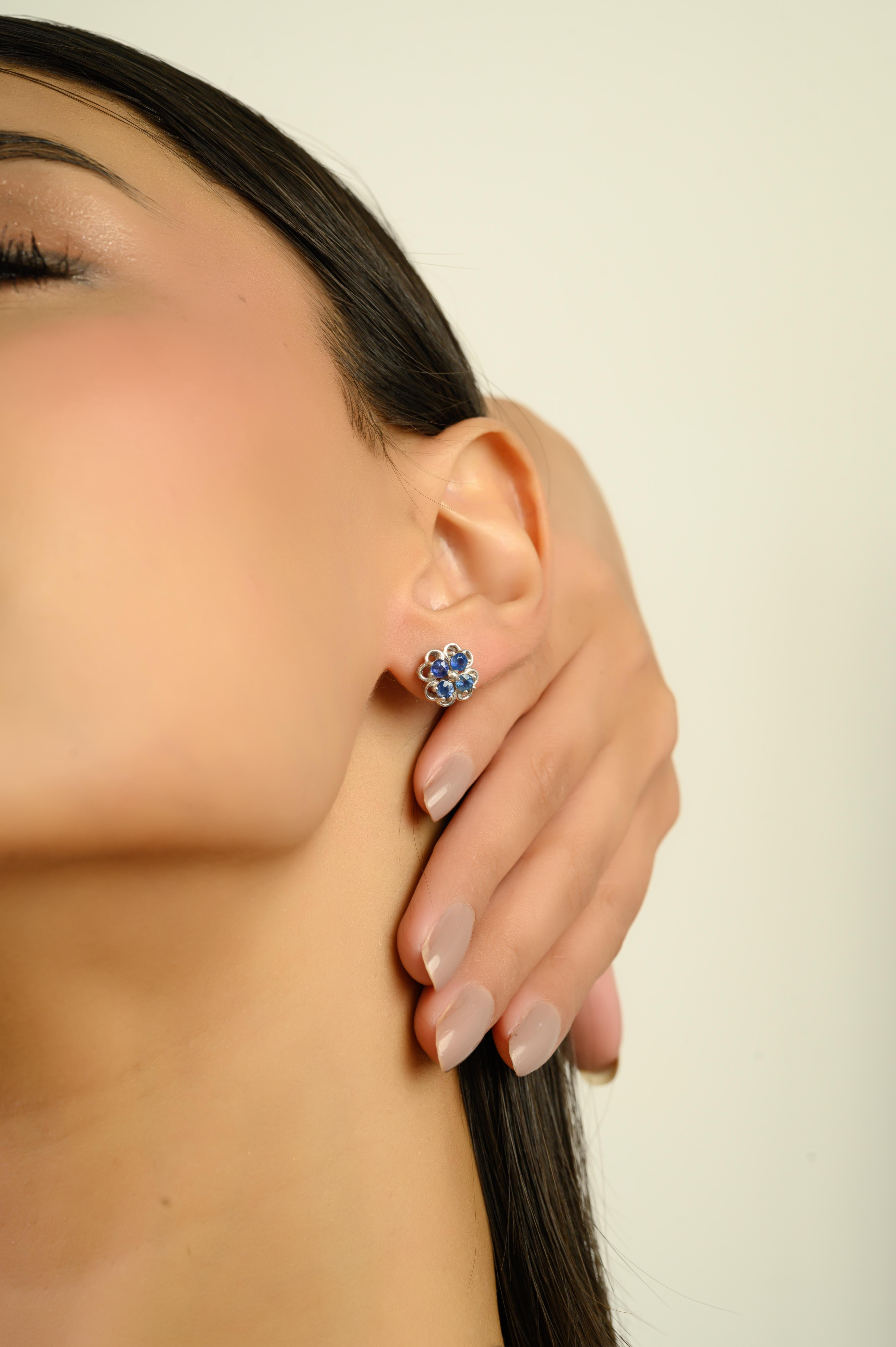 Silvorra 1.38 Carats Natural Blue Sapphire Floral Stud Earrings in 925 Silver Corte redondo en venta