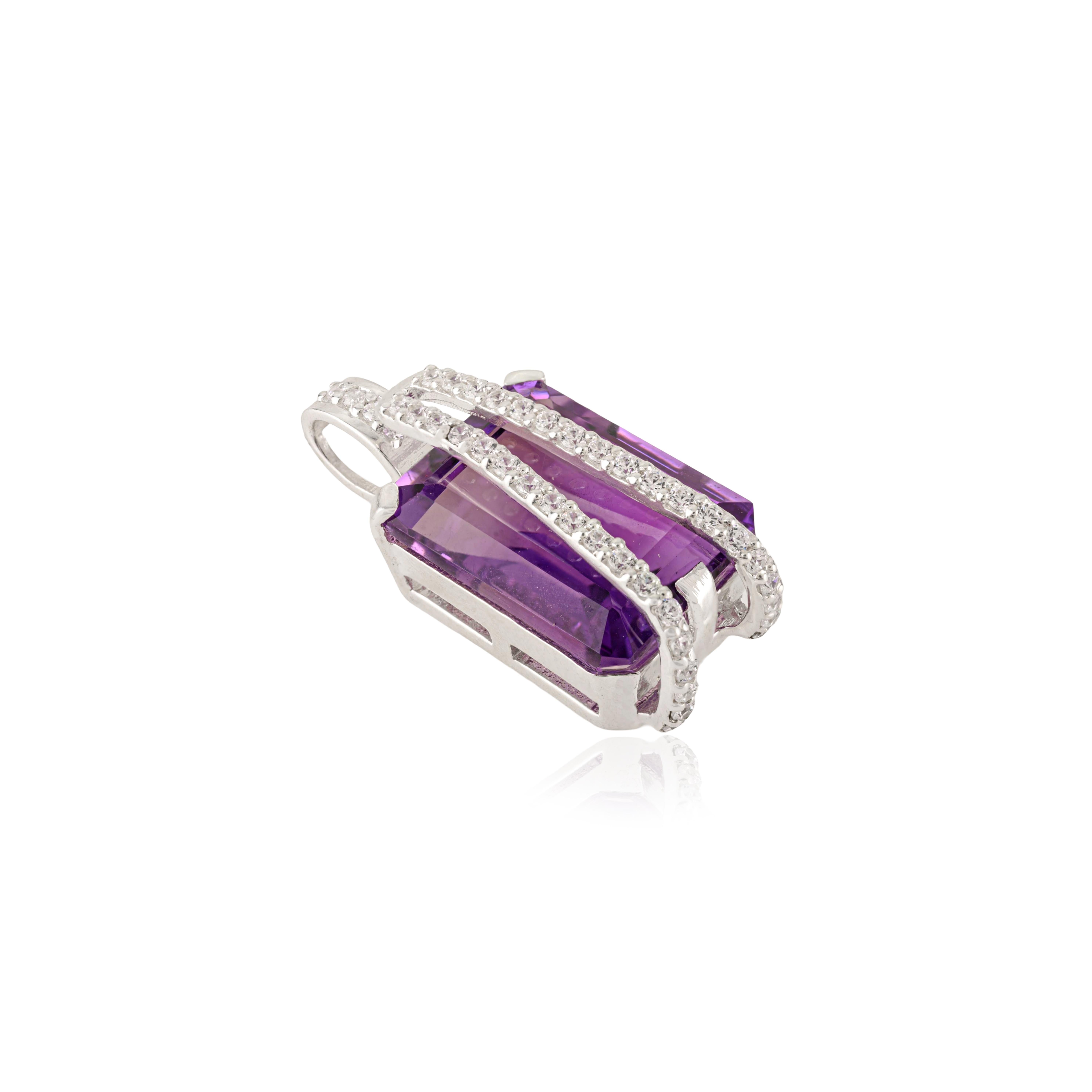 Cet élégant pendentif met en valeur une améthyste violette de 16,8 carats, magnifiquement taillée dans un octogone de 18 x 13 mm. L'améthyste sert de pièce maîtresse captivante, solidement sertie dans de l'argent sterling qui rehausse sa teinte