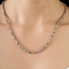 Collar tipo tenis Silvorra de 20,8 quilates con zafiros multicolores en tono arcoíris, en plata de ley