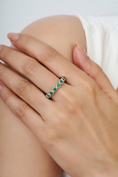 Silvorra 2,3ct Runde Smaragd Milgrain Eternity Stackable Band Ring in 925 Silber