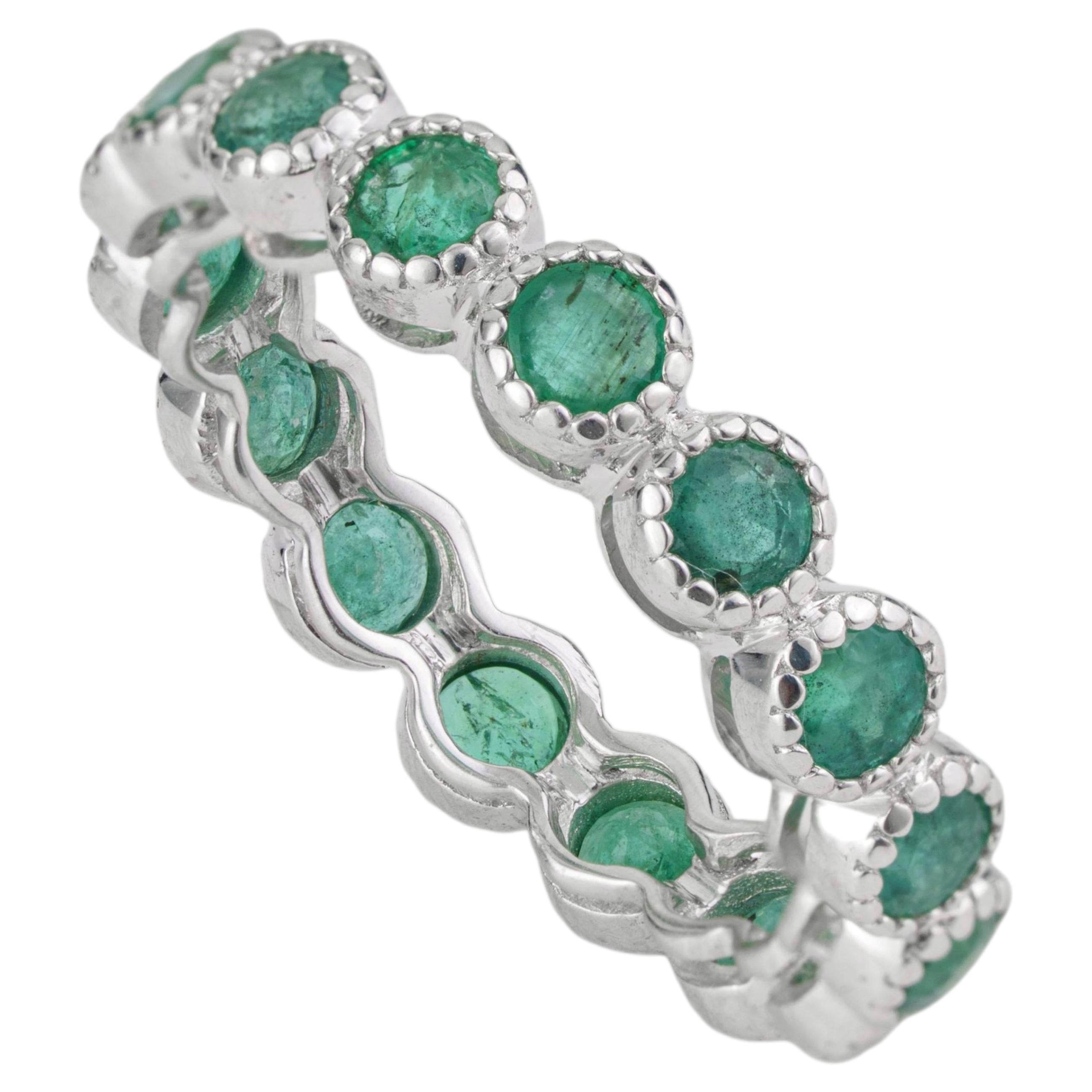 Silvorra 2,3ct Runde Smaragd Milgrain Eternity Stackable Band Ring in 925 Silber