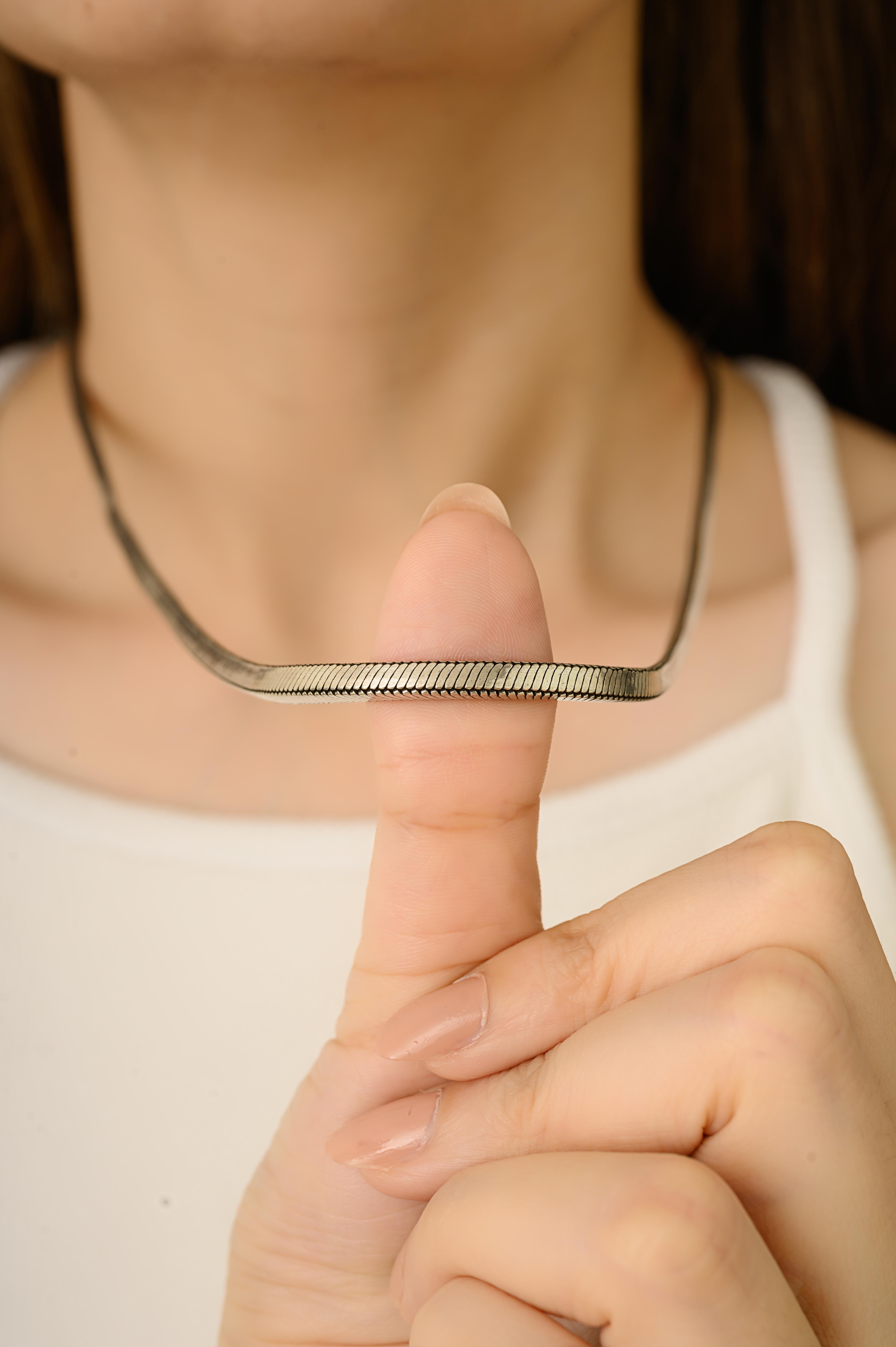 Con un'audace trama a spina di pesce, questa collana è realizzata in argento sterling 925 massiccio e trasmette forza ed eleganza. Con un peso di 58 grammi, offre un'equilibrata combinazione di resistenza e grazia. Con una lunghezza di 24,5 pollici,
