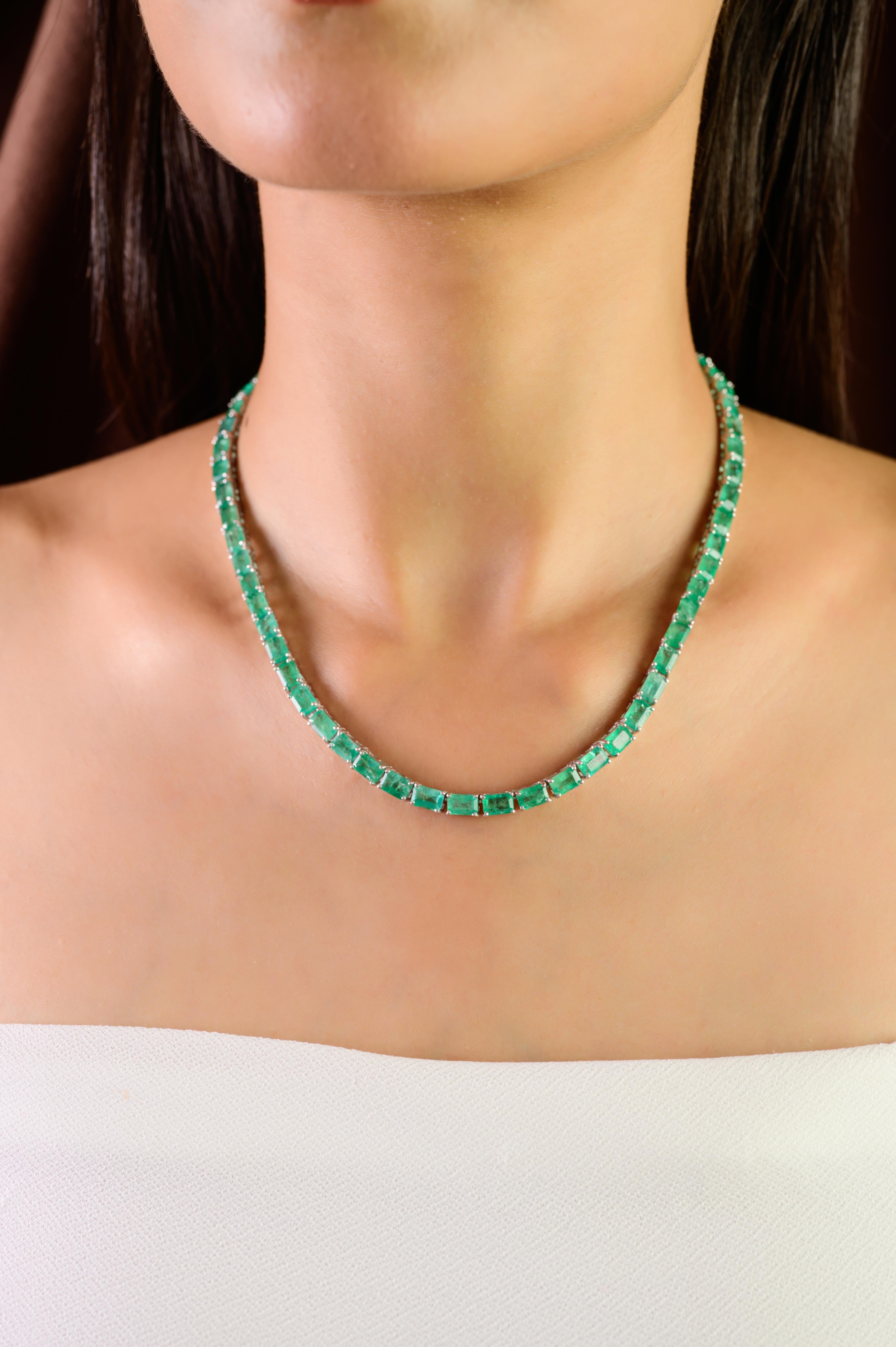 Taille octogone A Silver : Collier de tennis en argent 925 avec émeraude naturelle de 33,44ct Cadeau de Noël en vente