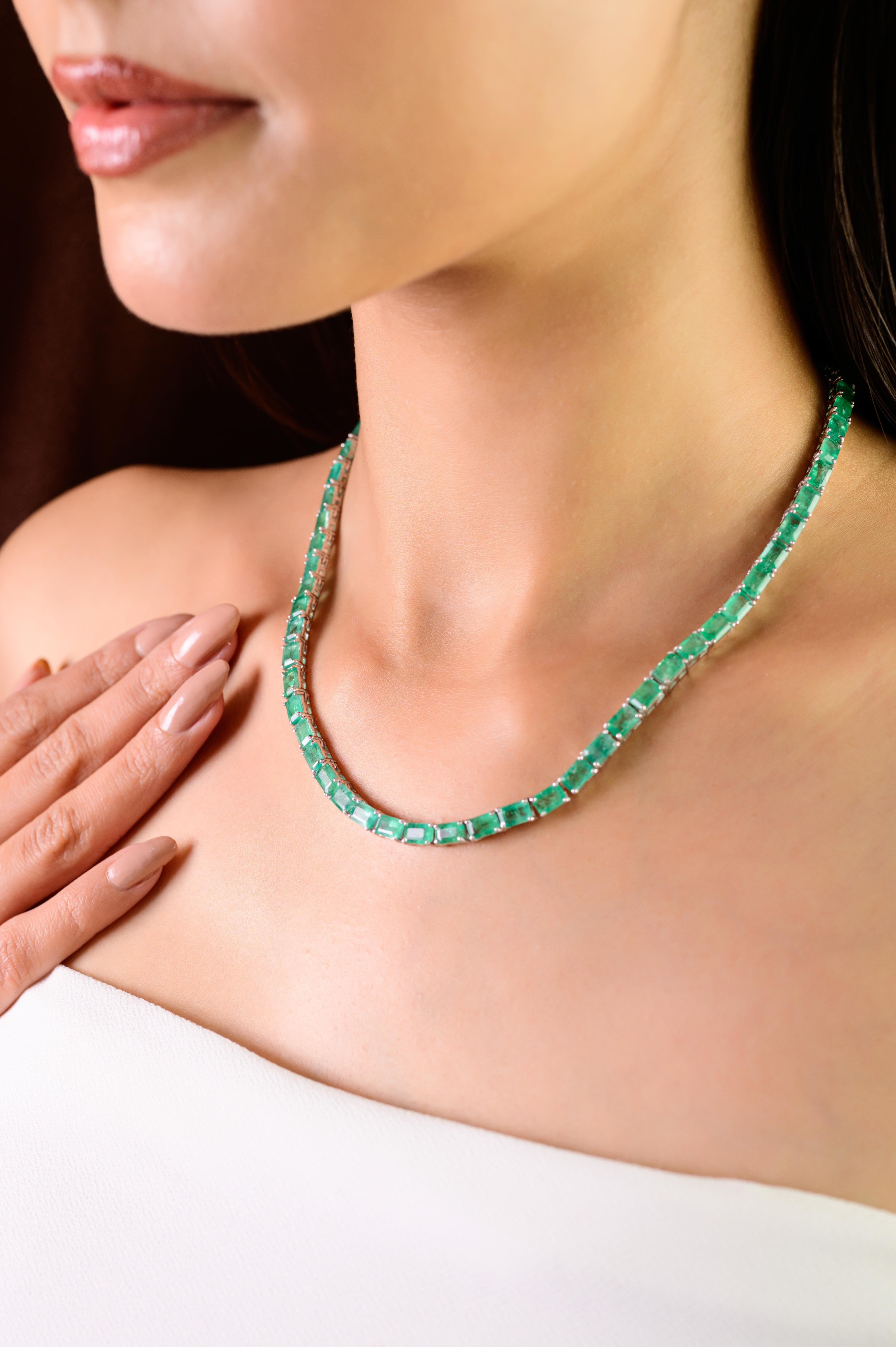 A Silver : Collier de tennis en argent 925 avec émeraude naturelle de 33,44ct Cadeau de Noël Pour femmes en vente