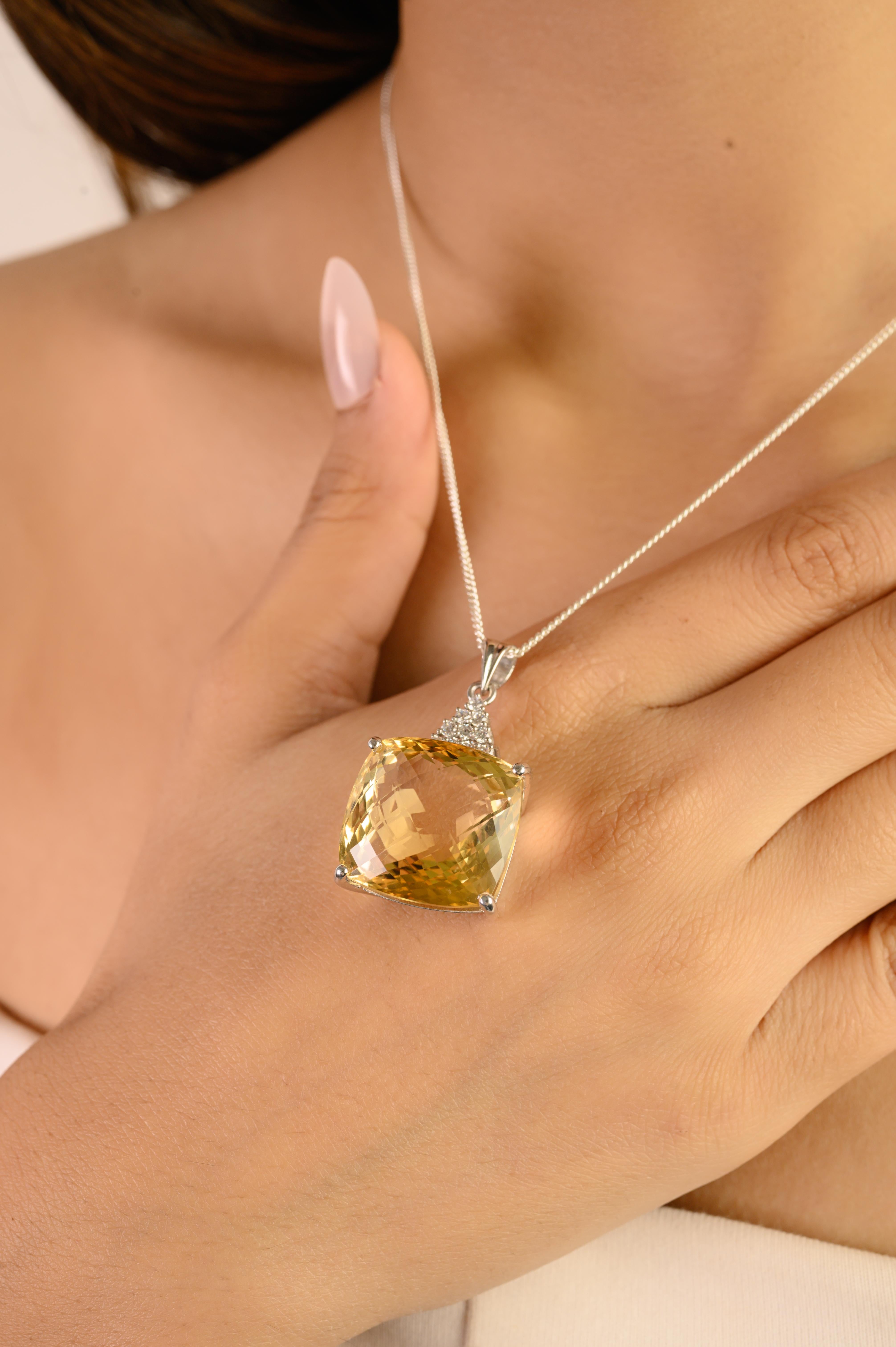 Dieser exquisite Anhänger aus 925er Sterlingsilber zeigt einen prächtigen natürlichen Citrin im Kissenschliff mit den Maßen 20x20 mm und einem beeindruckenden Gewicht von 43,2 Karat. Der leuchtend goldgelbe Edelstein ist von einem funkelnden Halo