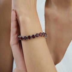 Bracelet « tennis » Silvorra en argent 925 avec sertissage à griffes, orné de grenats rouges d'un poids total de 52,45 carats