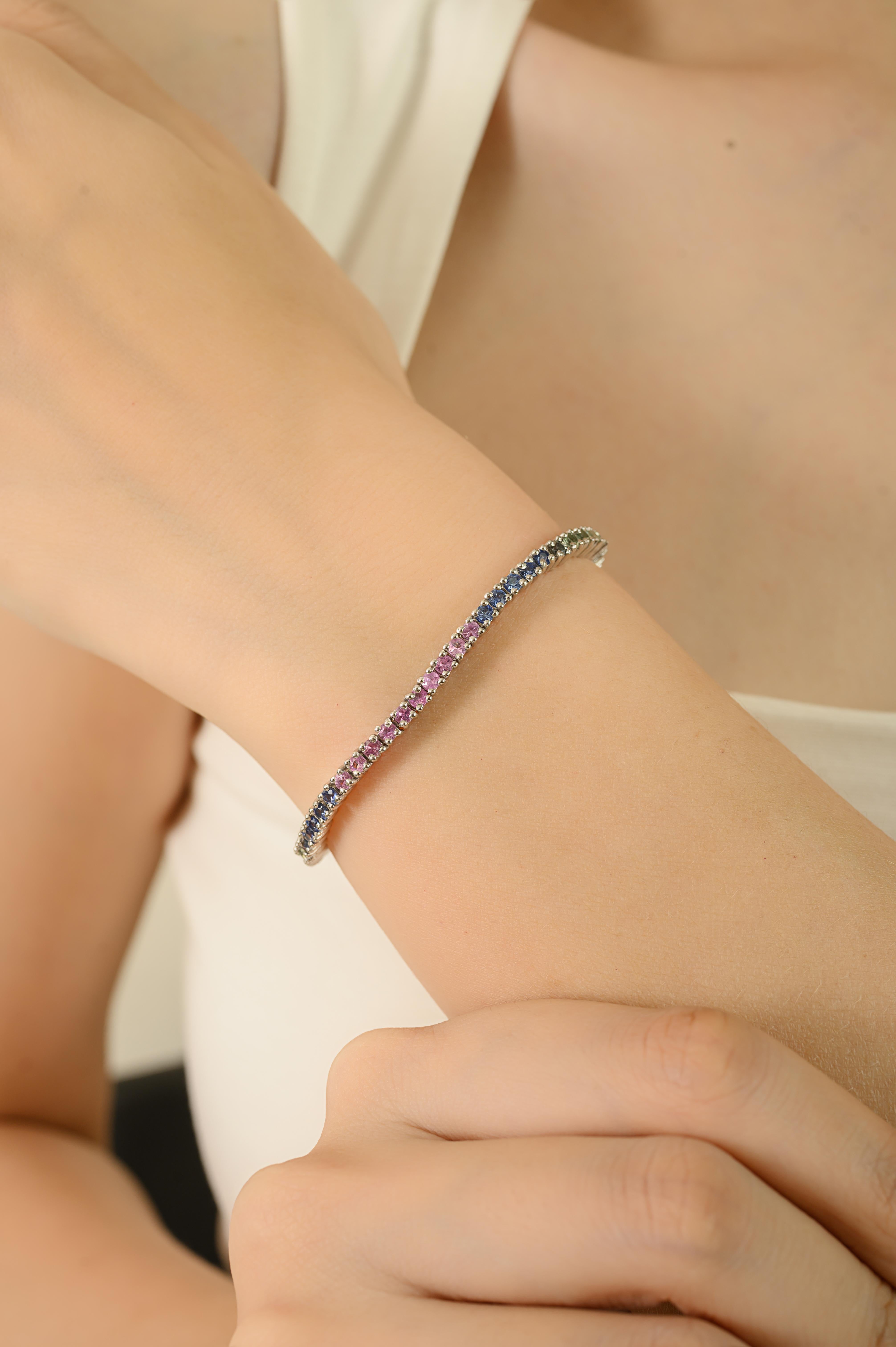 Esta pulsera ligera y de alta calidad tiene 65 zafiros naturales multicolores, de 2,5 mm de diámetro cada uno, engastados en plata de ley 925. Los zafiros están engastados para realzar su brillo y crear un aspecto equilibrado y uniforme con un