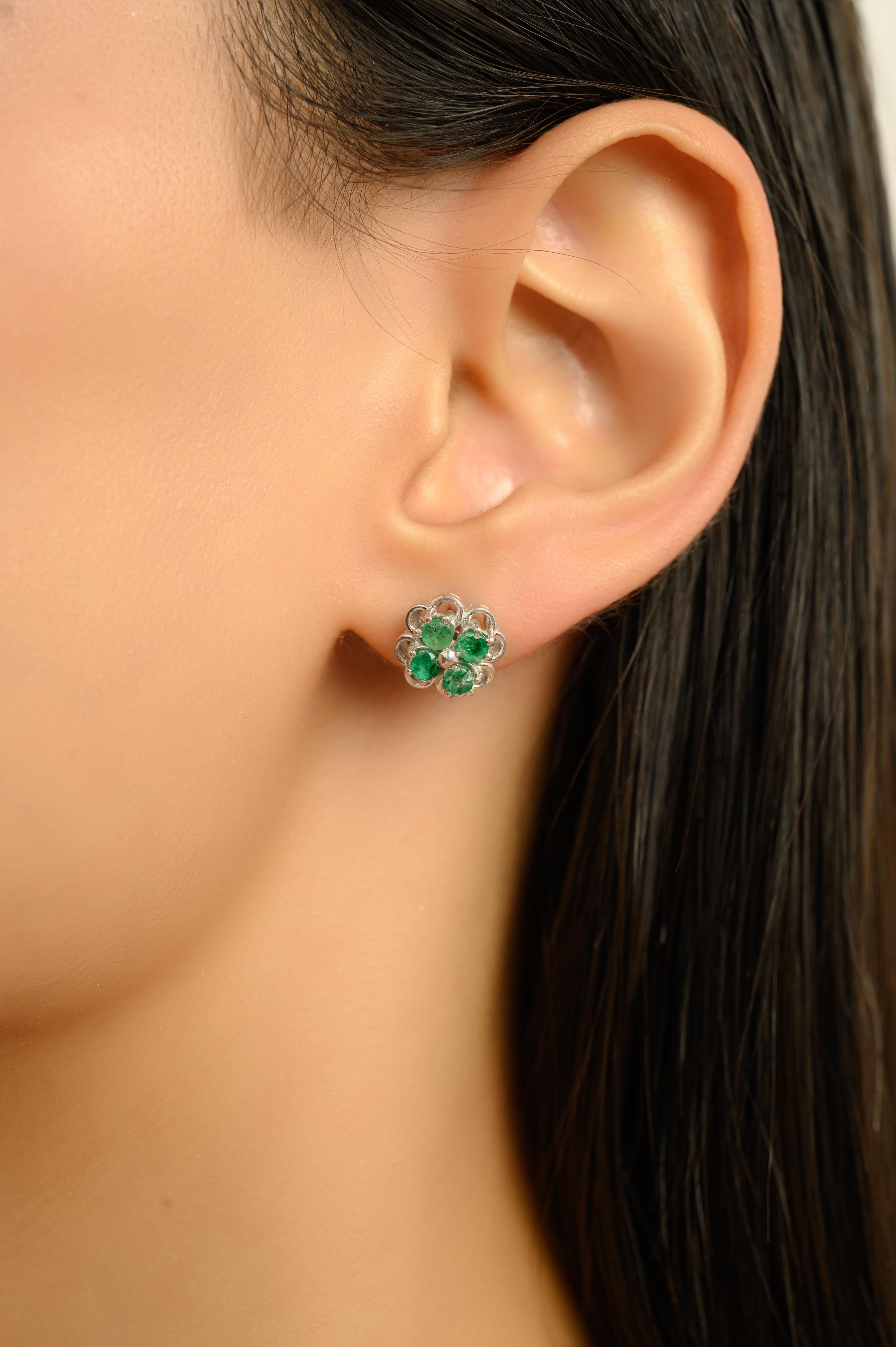  Questi orecchini a perno in argento sterling 925 con smeraldo naturale presentano otto gemme rotonde di 2,7 mm ciascuna, per un peso totale di 1,38 carati. Disegnati con un grazioso motivo floreale, gli orecchini misurano circa 0,39 x 0,39 x 0,18