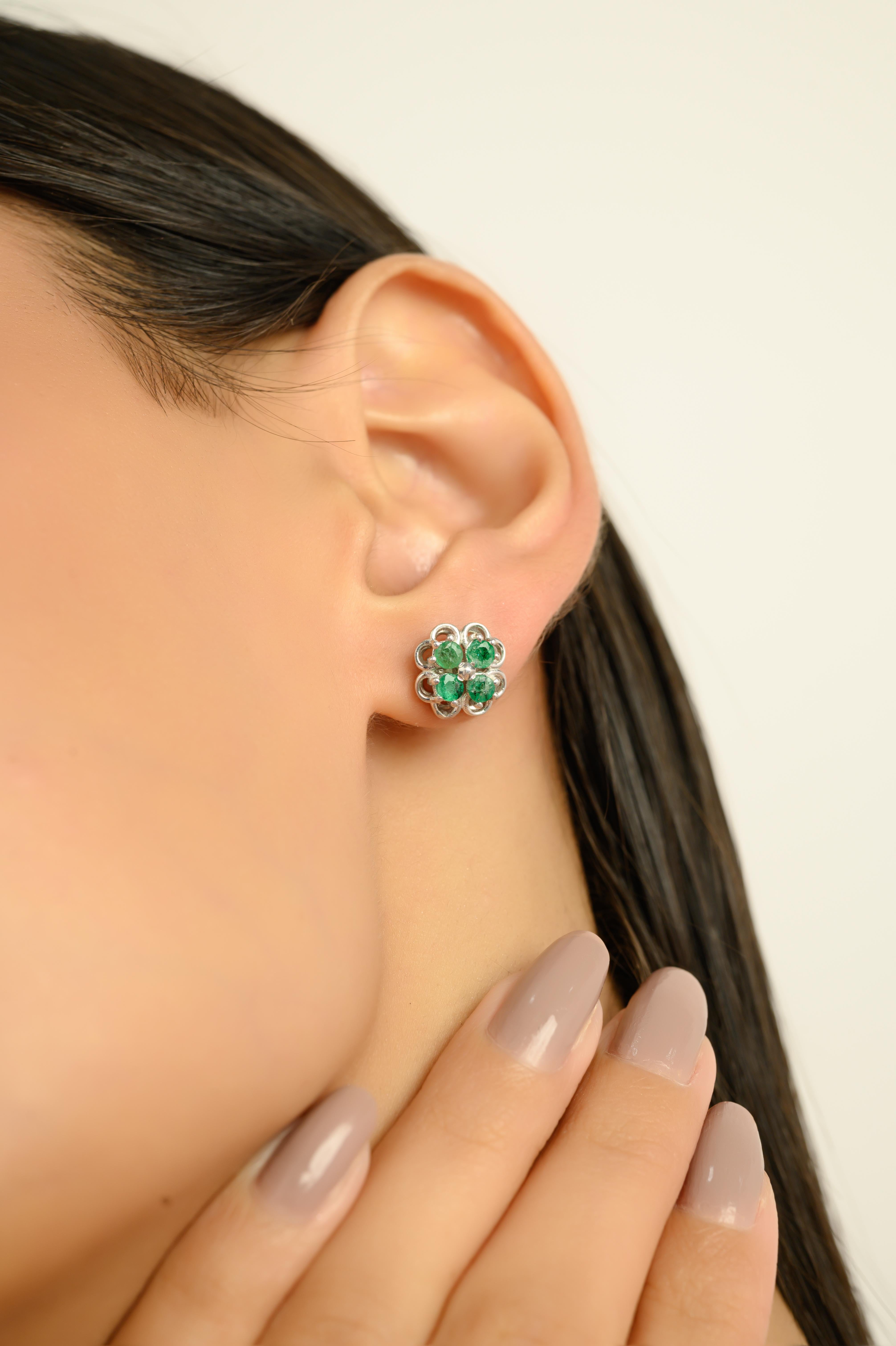 Taglio rotondo Orecchini a perno floreali in argento 925 di Silvorra da 1,38 carati di smeraldo naturale Regalo di Natale in vendita